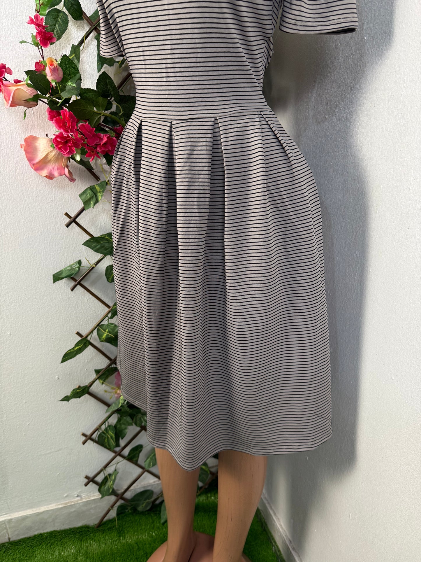 Robe evasee mi longue a courte manche et colle rond