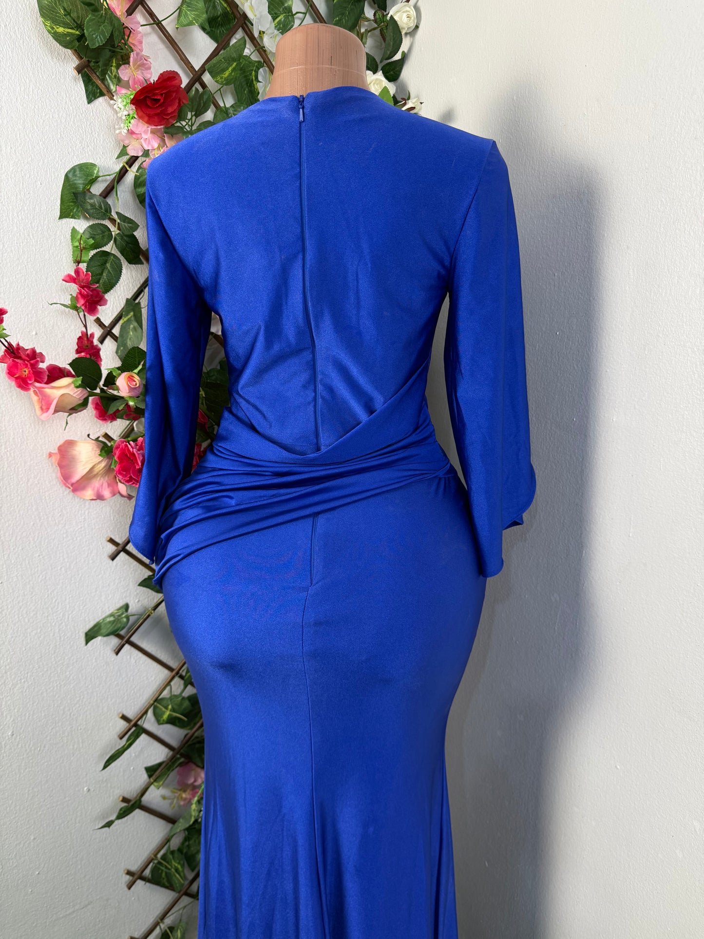 Robe sirene a longue manche, colle en v et drapee en arrière