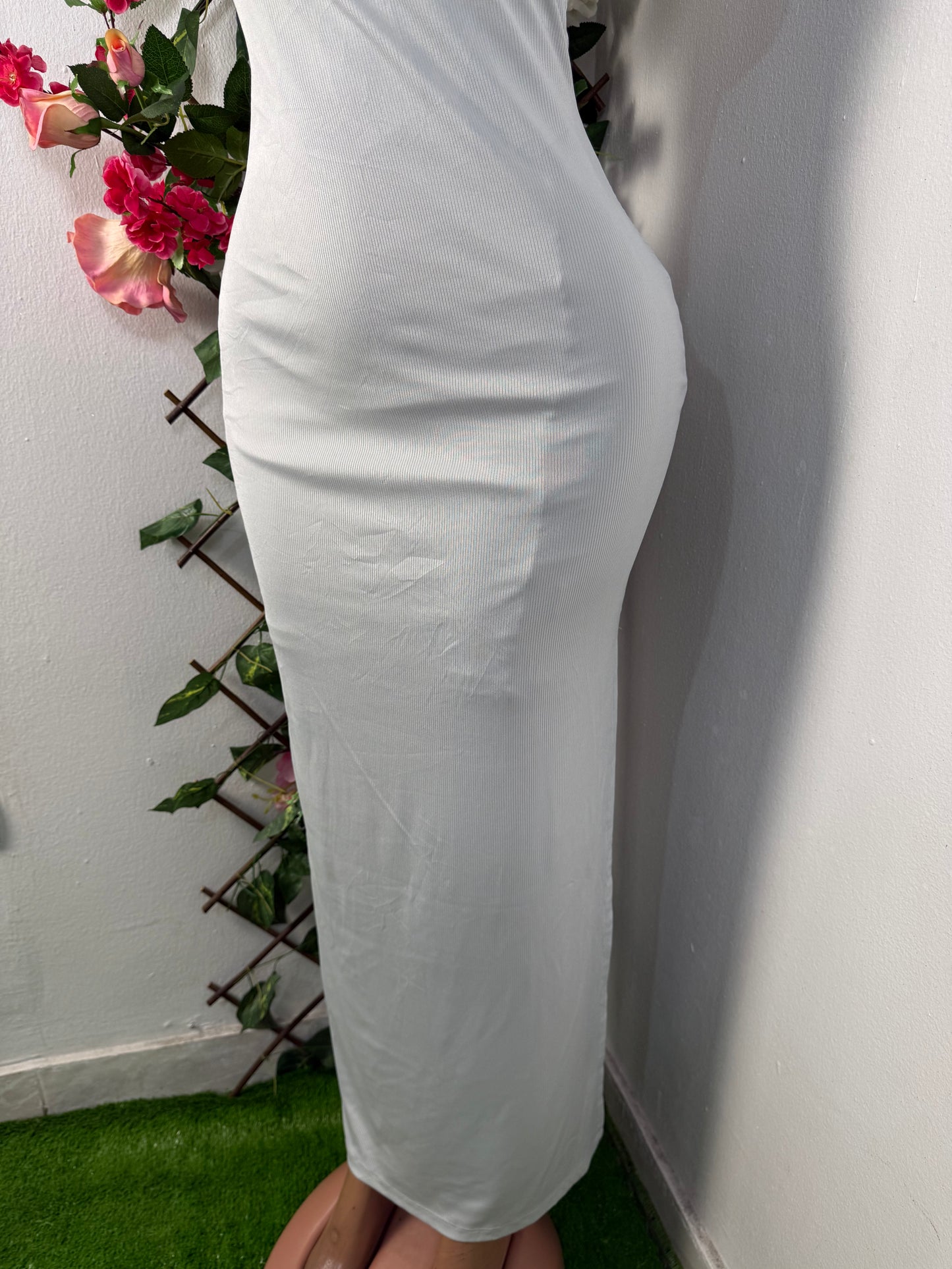 Robe droite moulante longue a manche courte décolleté carrée