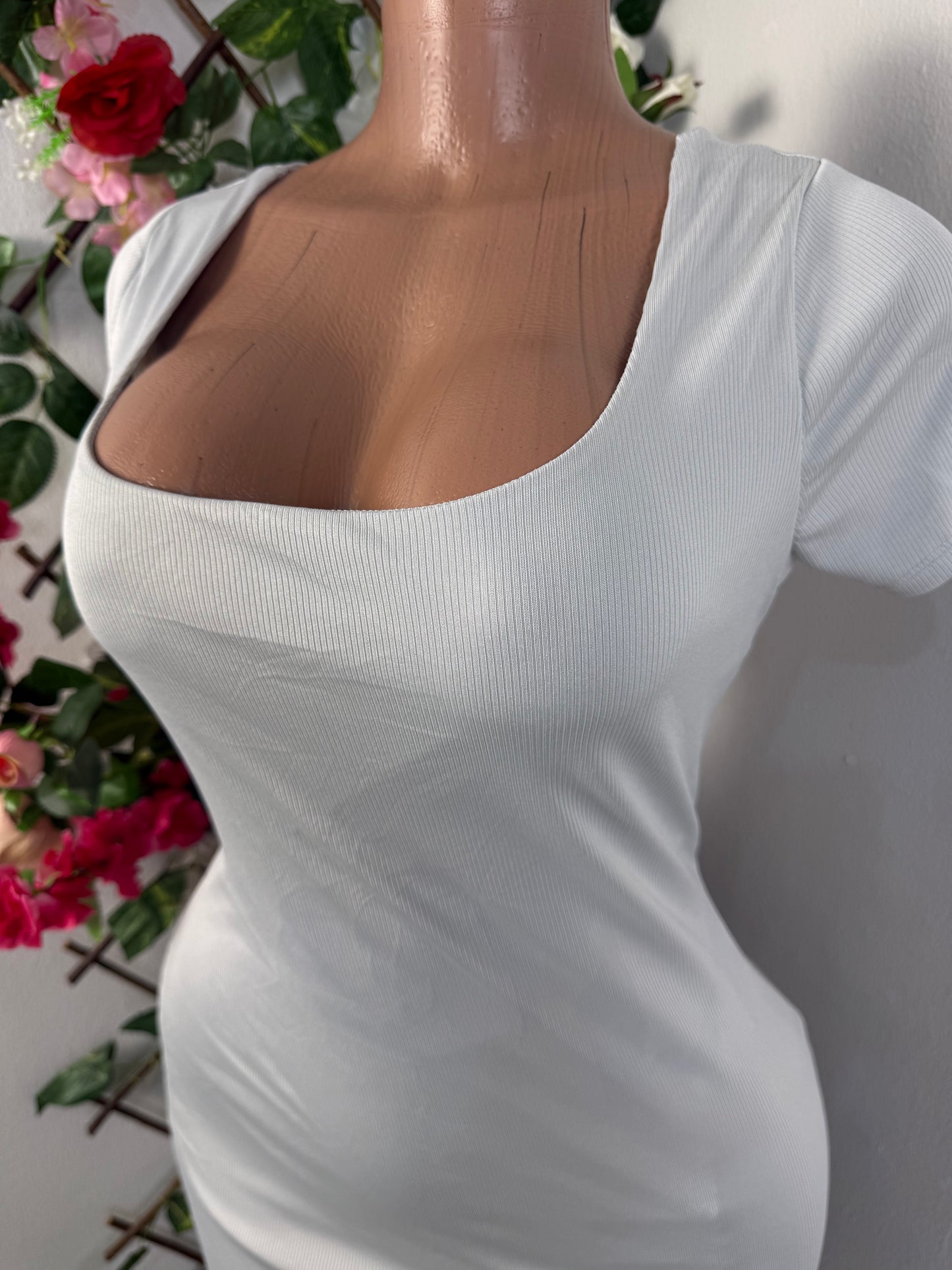 Robe droite moulante longue a manche courte décolleté carrée