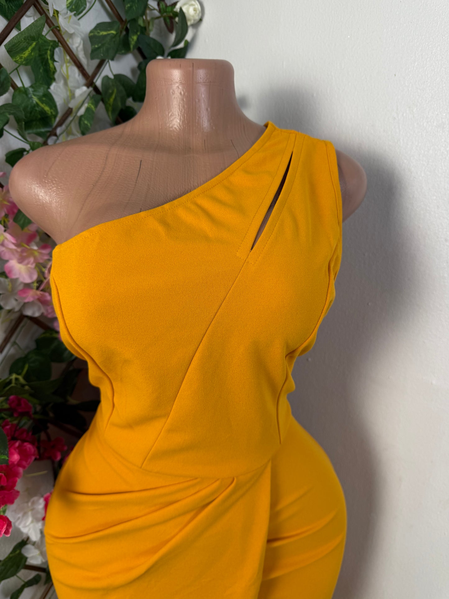 Robe elegante a une épaule pente asymétrique