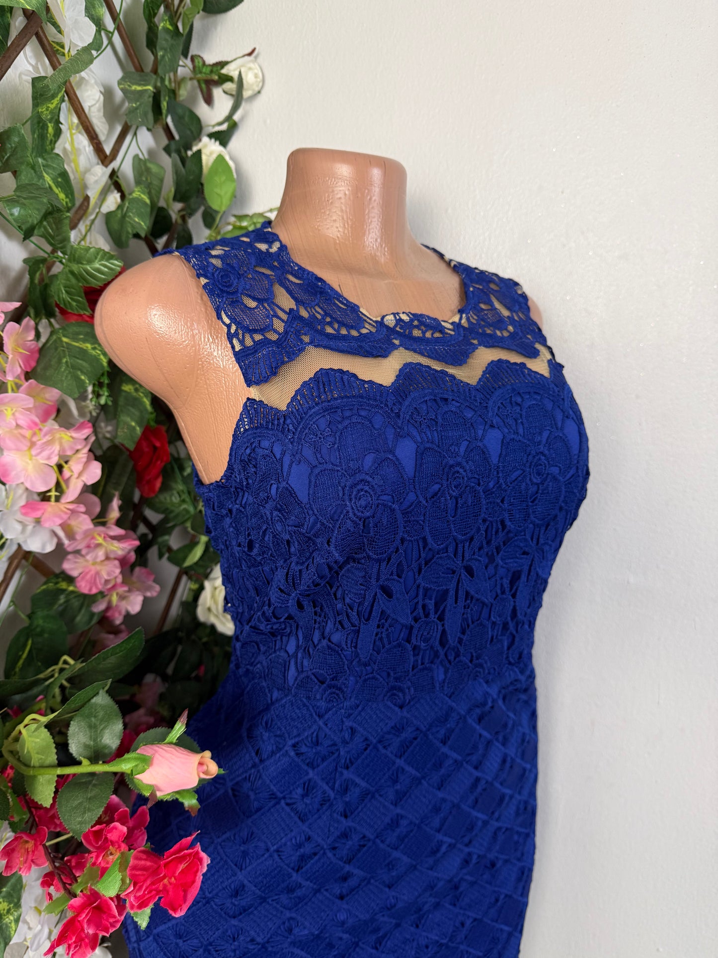 Robe moulante courte en dentelle