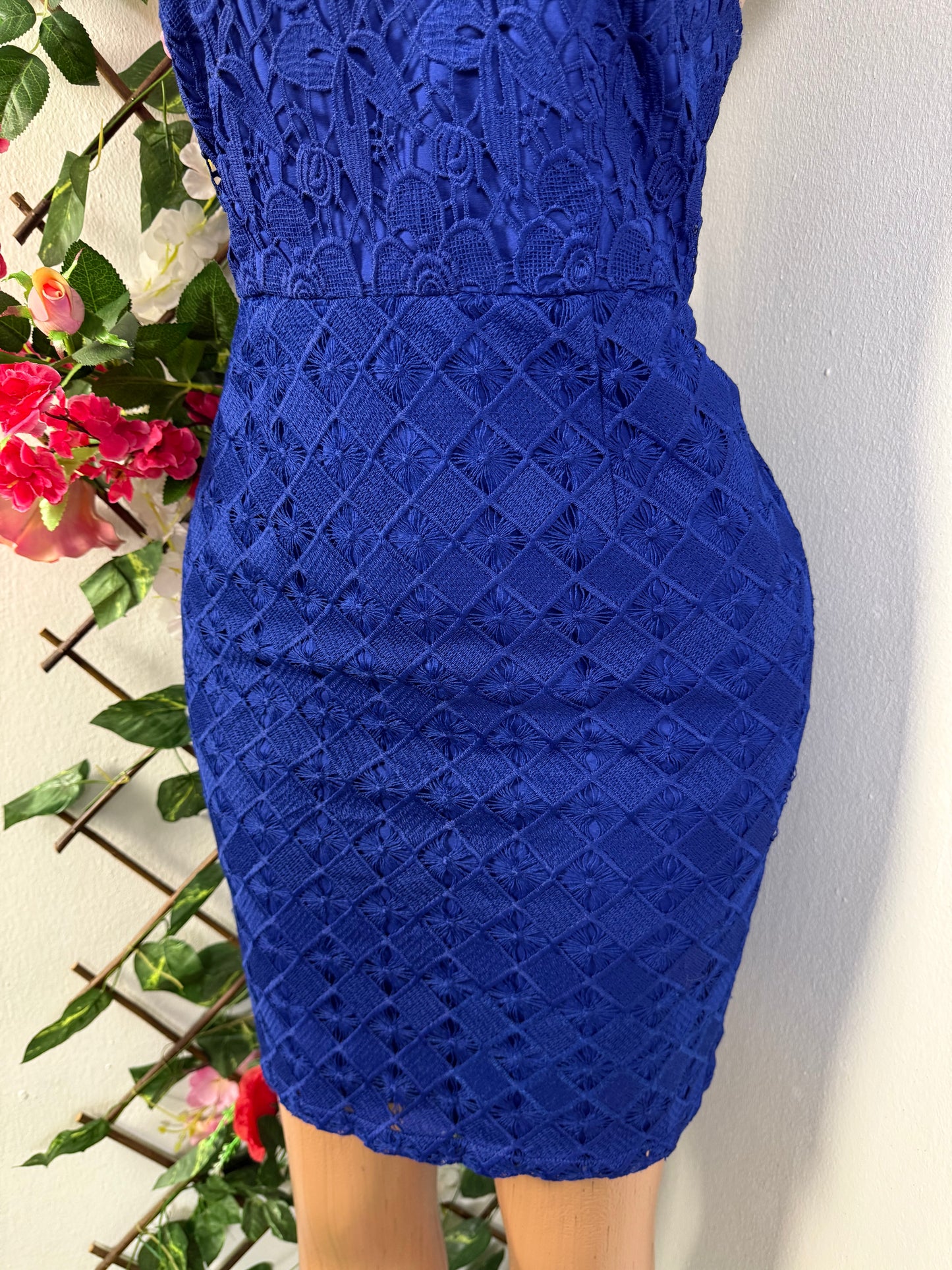 Robe moulante courte en dentelle