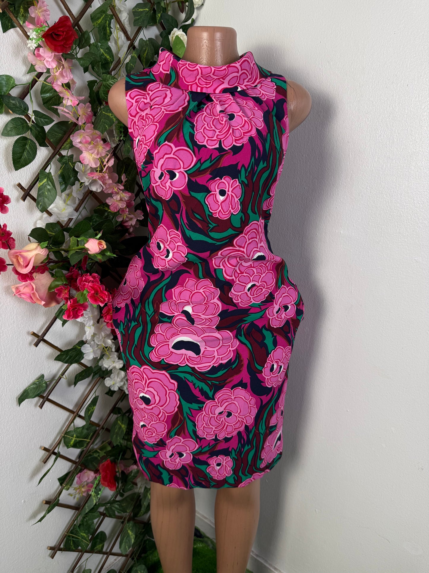 Robe fleurie elegante a colle montant
