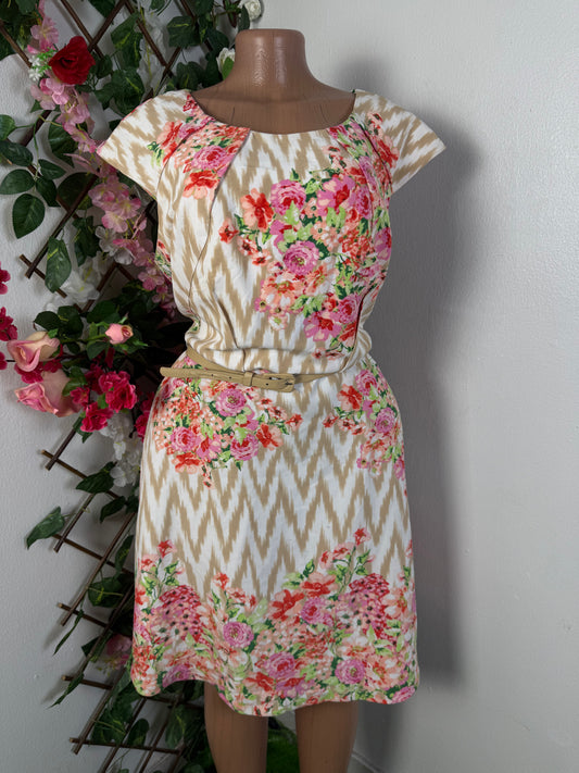 Robe fleurie avec ouverture dans le dos