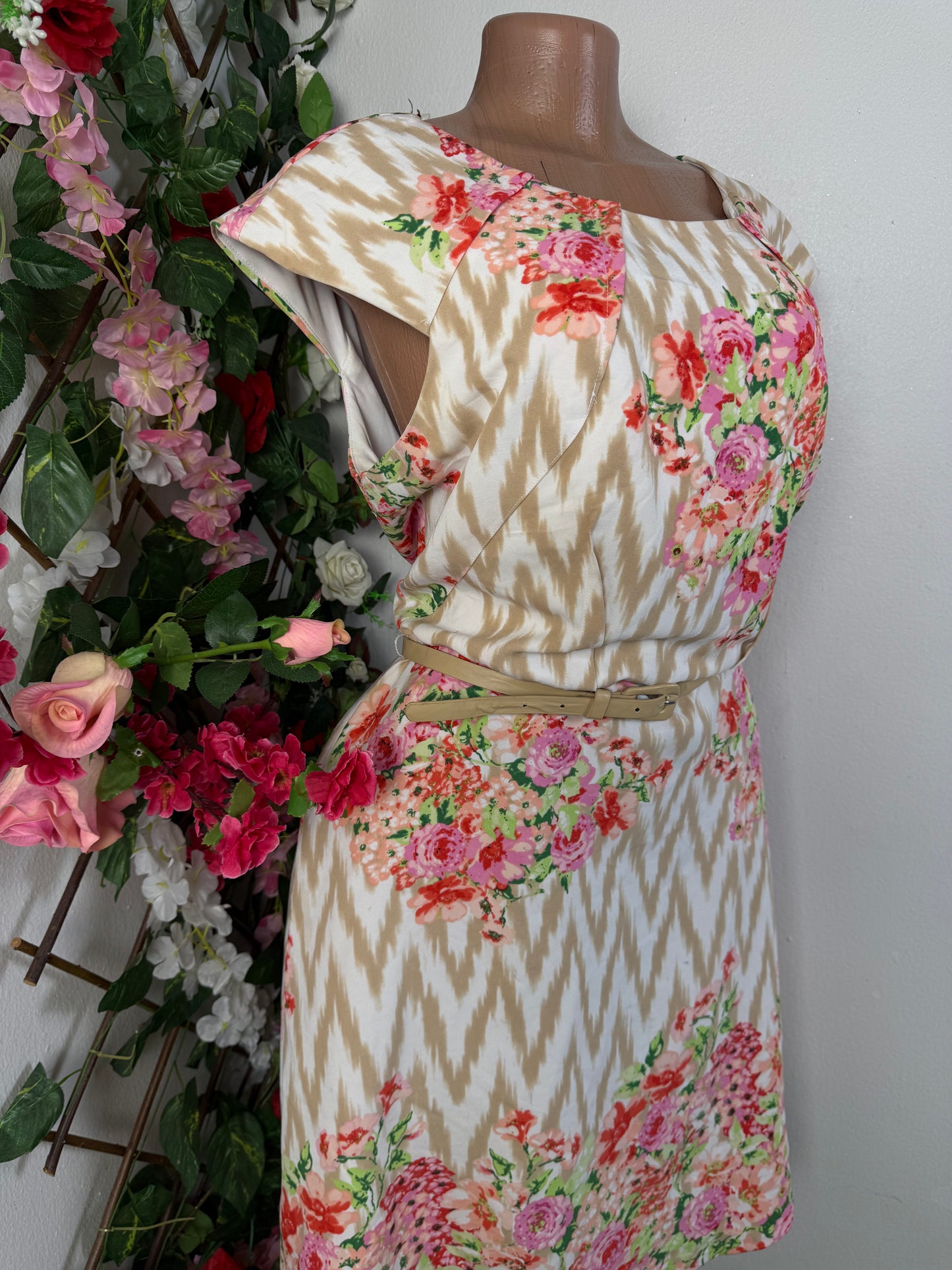 Robe fleurie avec ouverture dans le dos