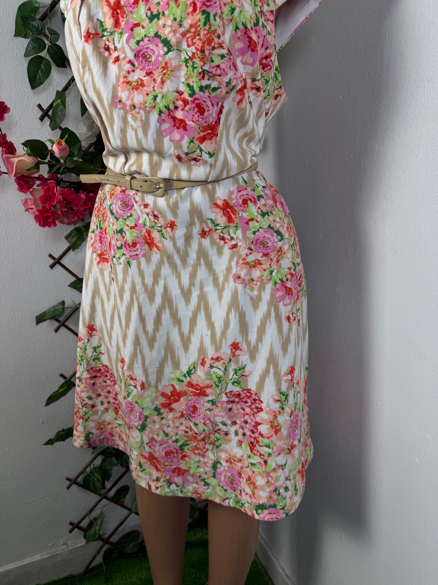Robe fleurie avec ouverture dans le dos