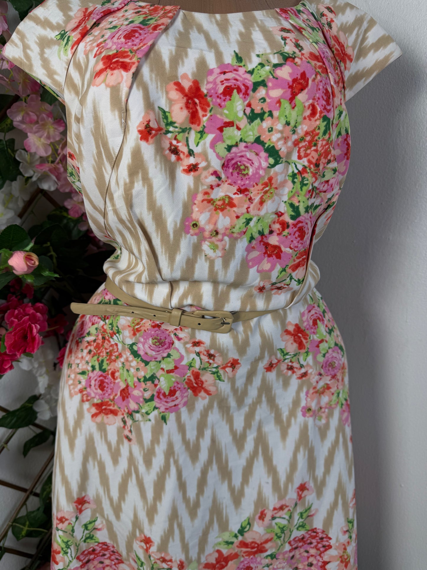 Robe fleurie avec ouverture dans le dos