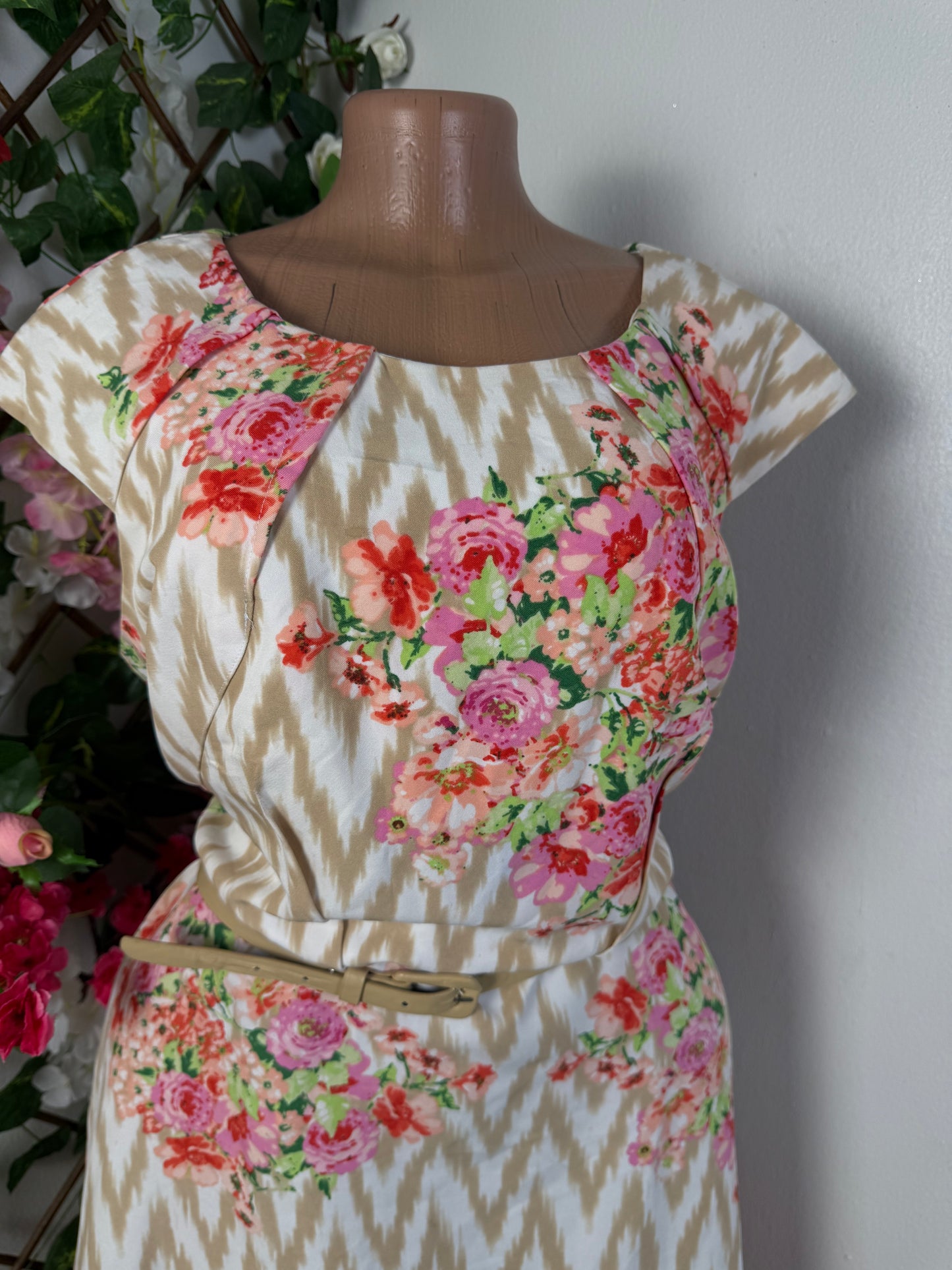Robe fleurie avec ouverture dans le dos