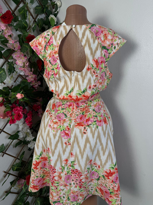 Robe fleurie avec ouverture dans le dos