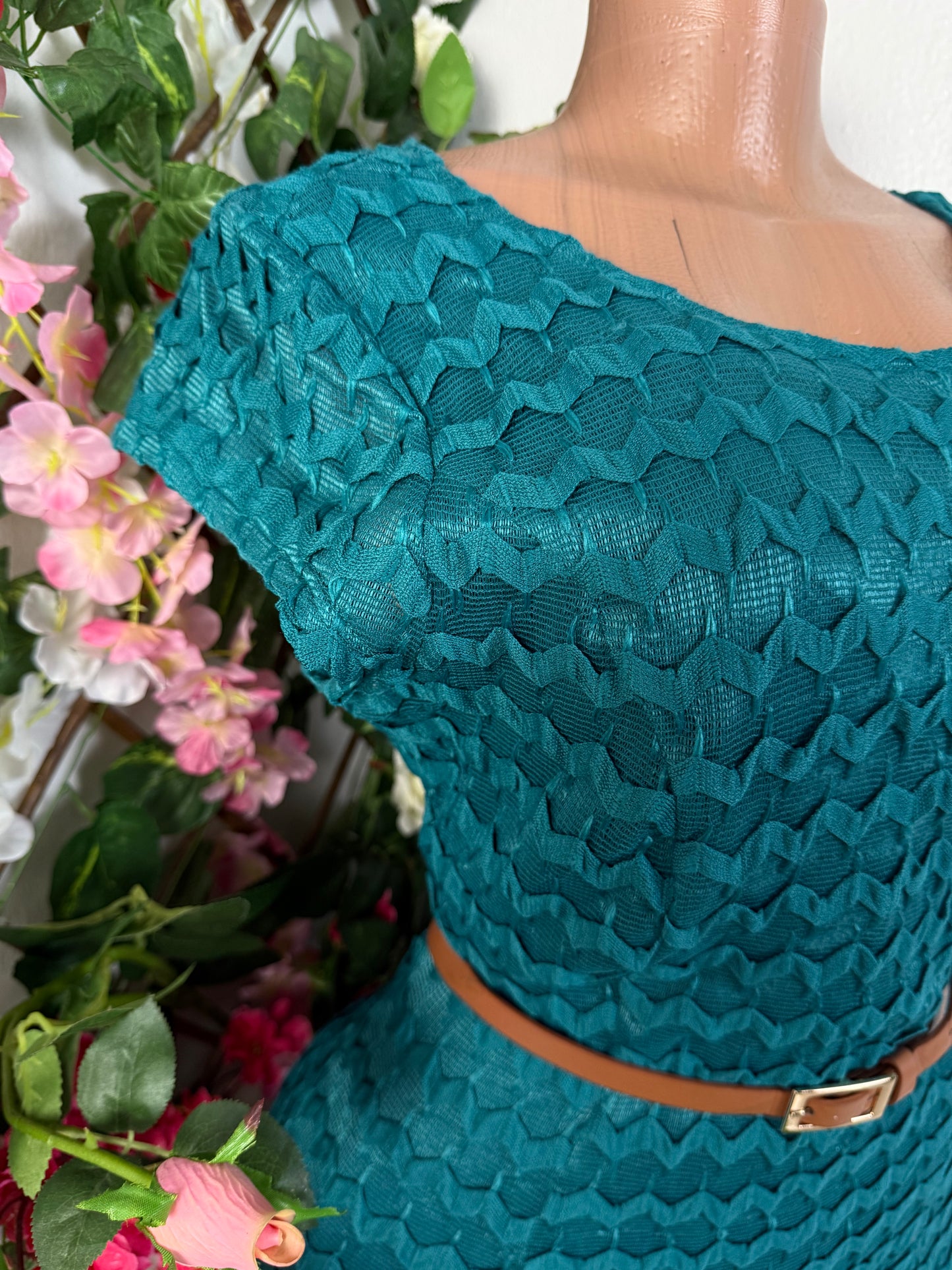 Robe mi longue en maille ceinturée