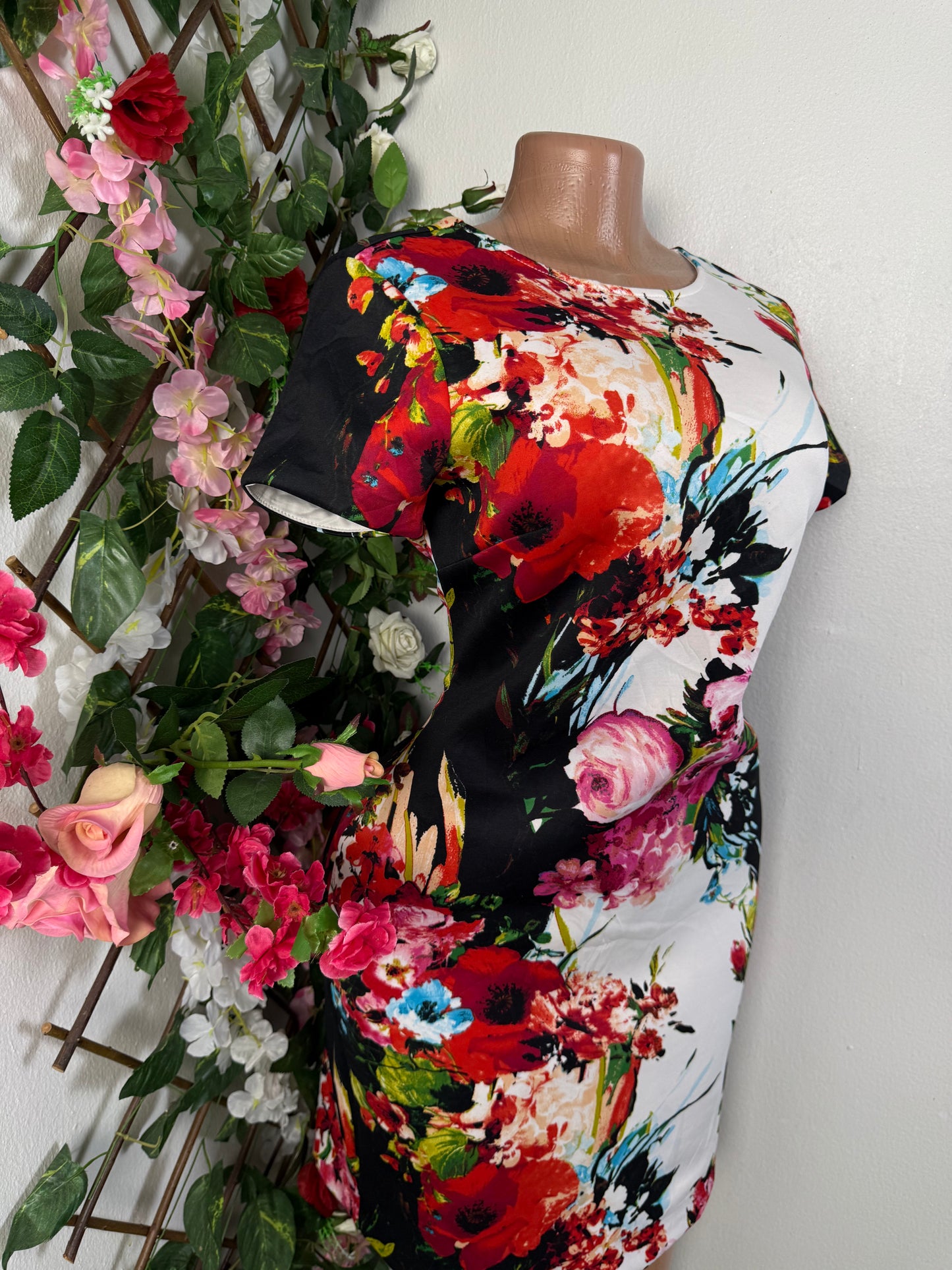 Robe moulante fleurie mi longue a courte manche