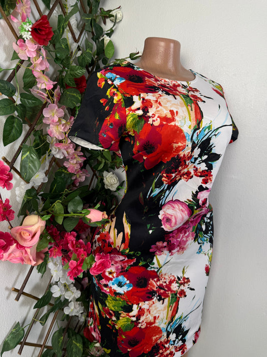 Robe moulante fleurie mi longue a courte manche