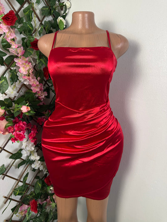 Robe courte a fine bretelle drape a la taille