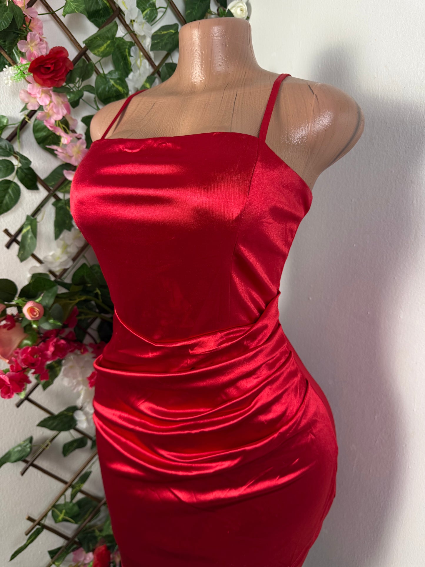 Robe courte a fine bretelle drape a la taille