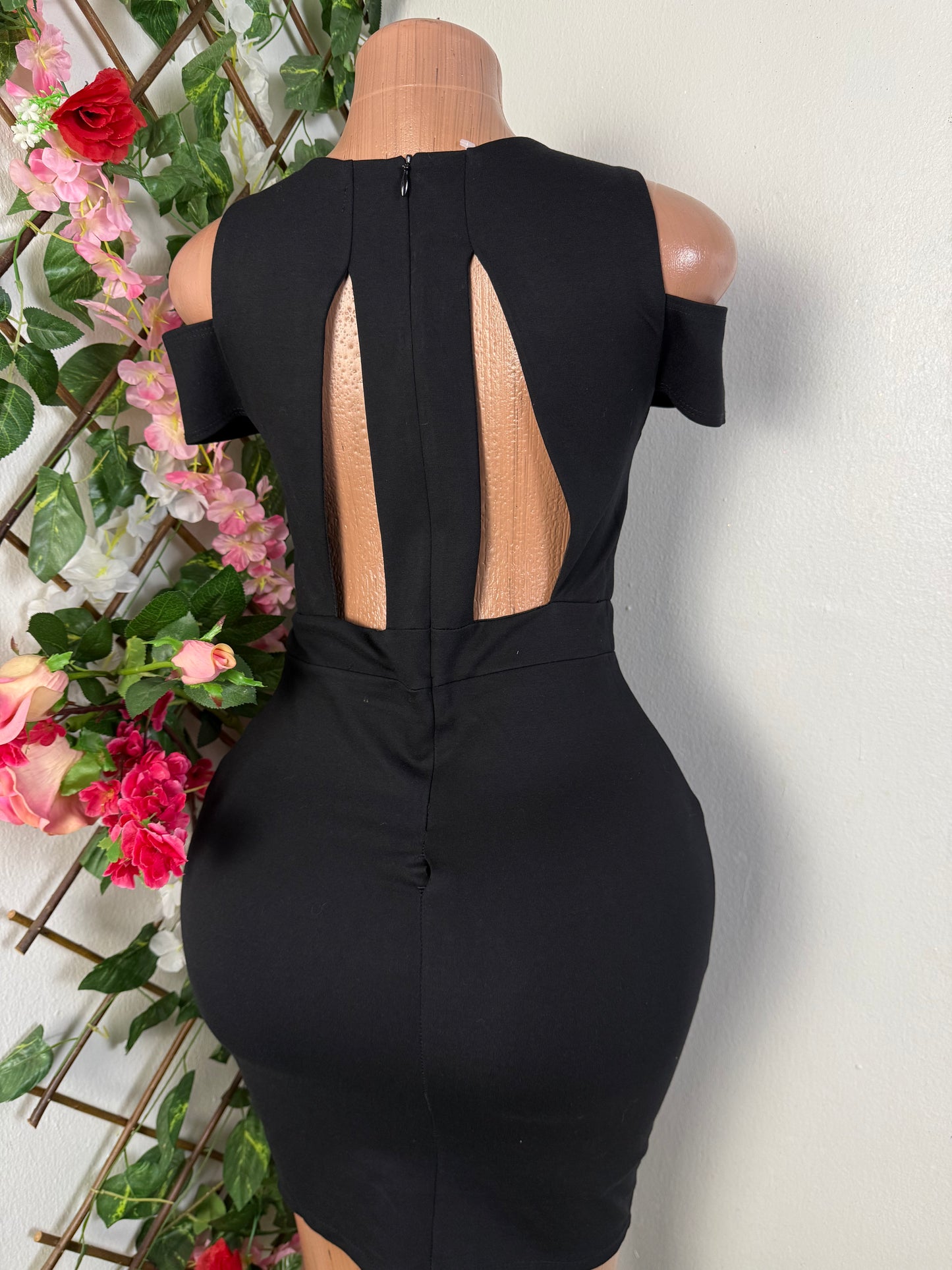 Robe moulante courte manche courte epaule denude