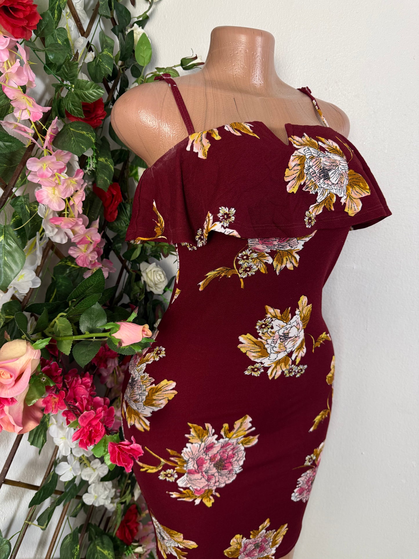 Robe moulante courte fine bretelle buste volant