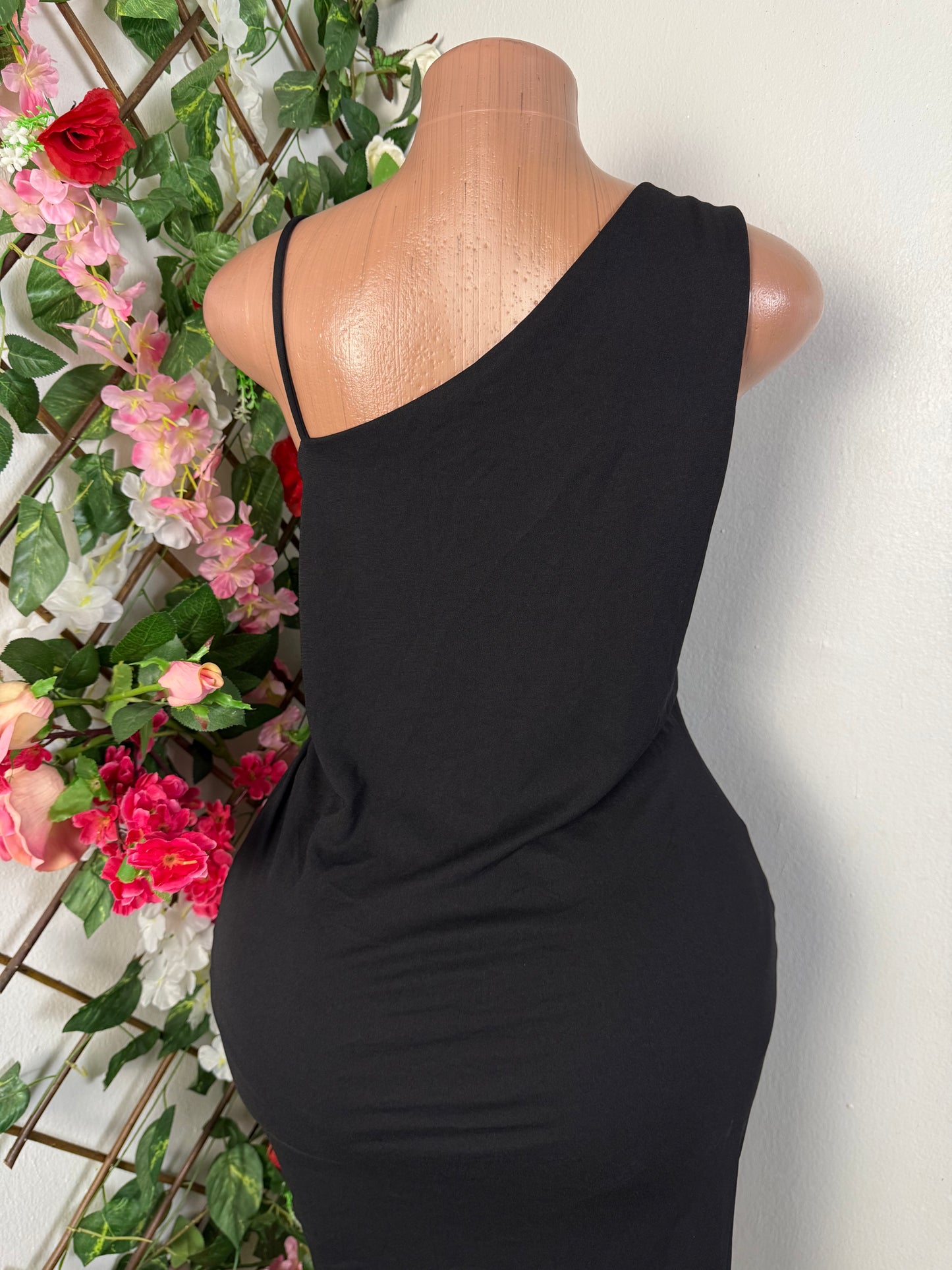 Robe mi longue une epaule et fine bretelle