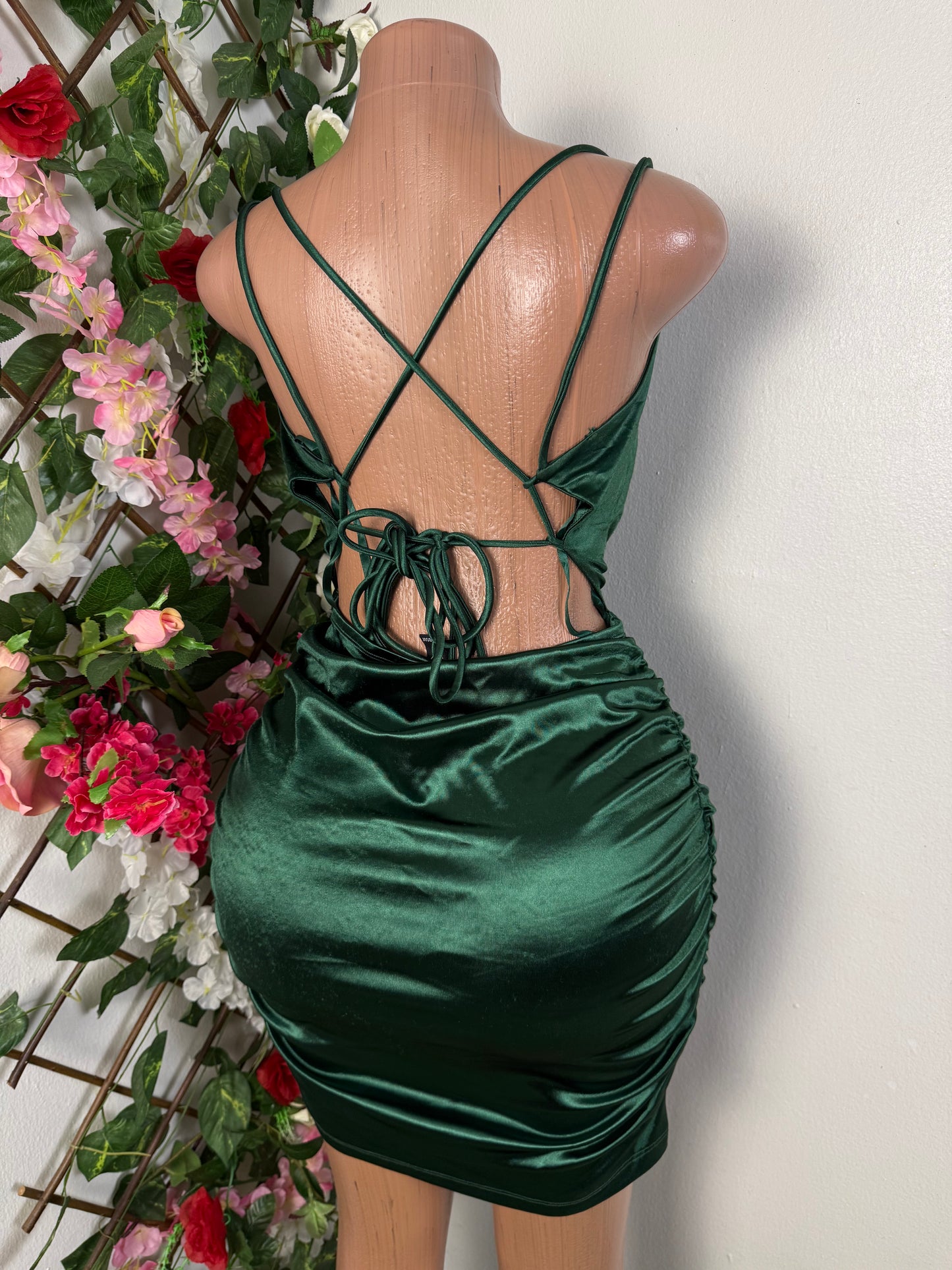 Robe moulante courte en satin dos ficellet