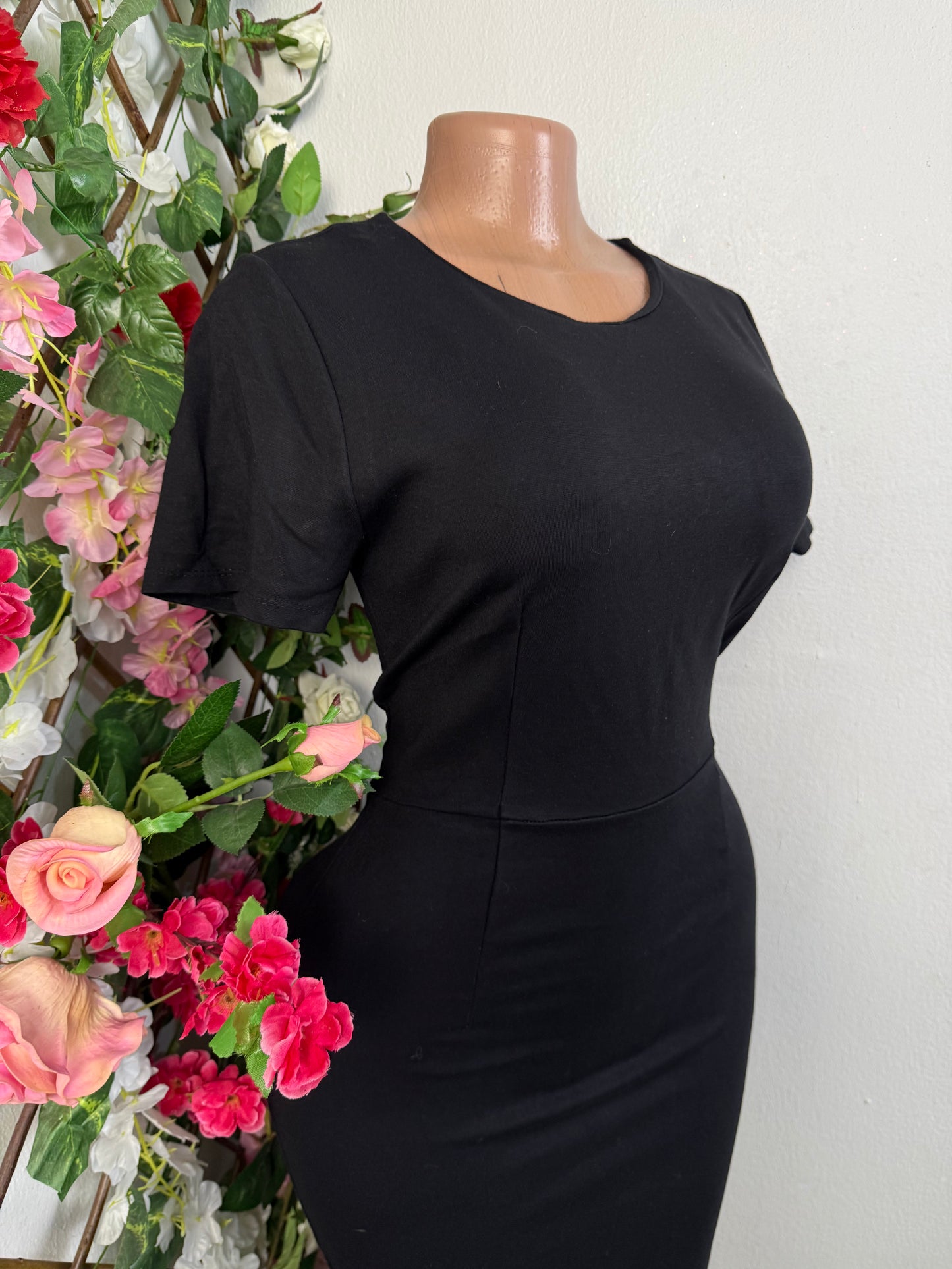 Robe moulante manche courte : l'élégance au rendez-vous. - Perluna Store - kinshasa