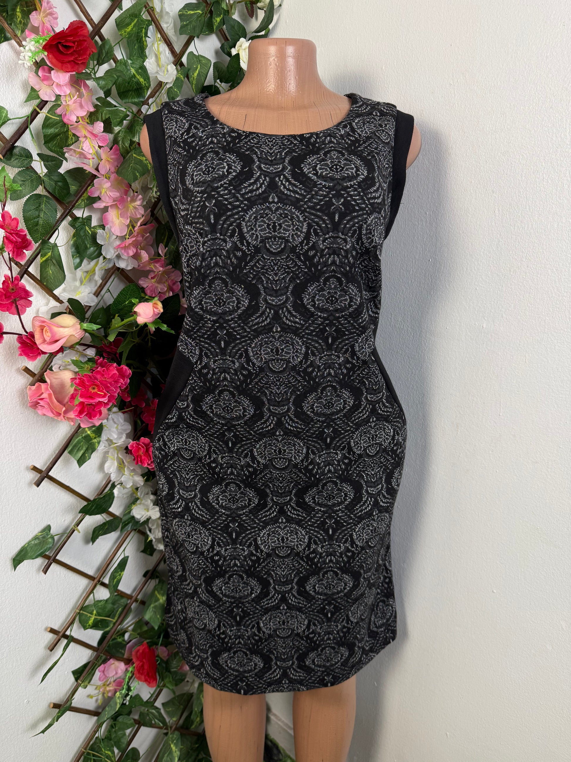 Robe droite sans manche : l'essentiel de l'élégance. - Perluna Store - kinshasa