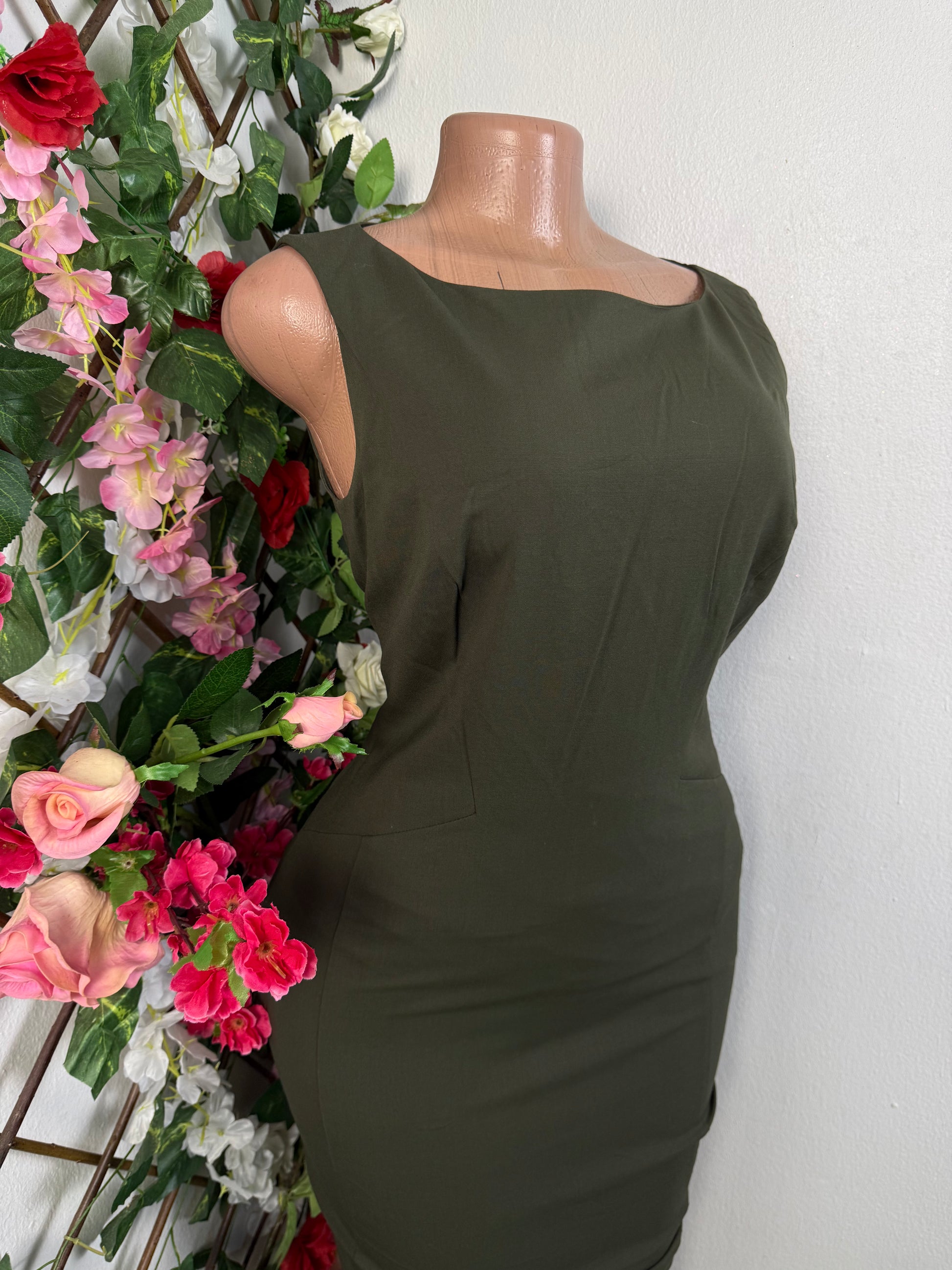 Robe tailleur sans manche halter - Perluna Store - kinshasa