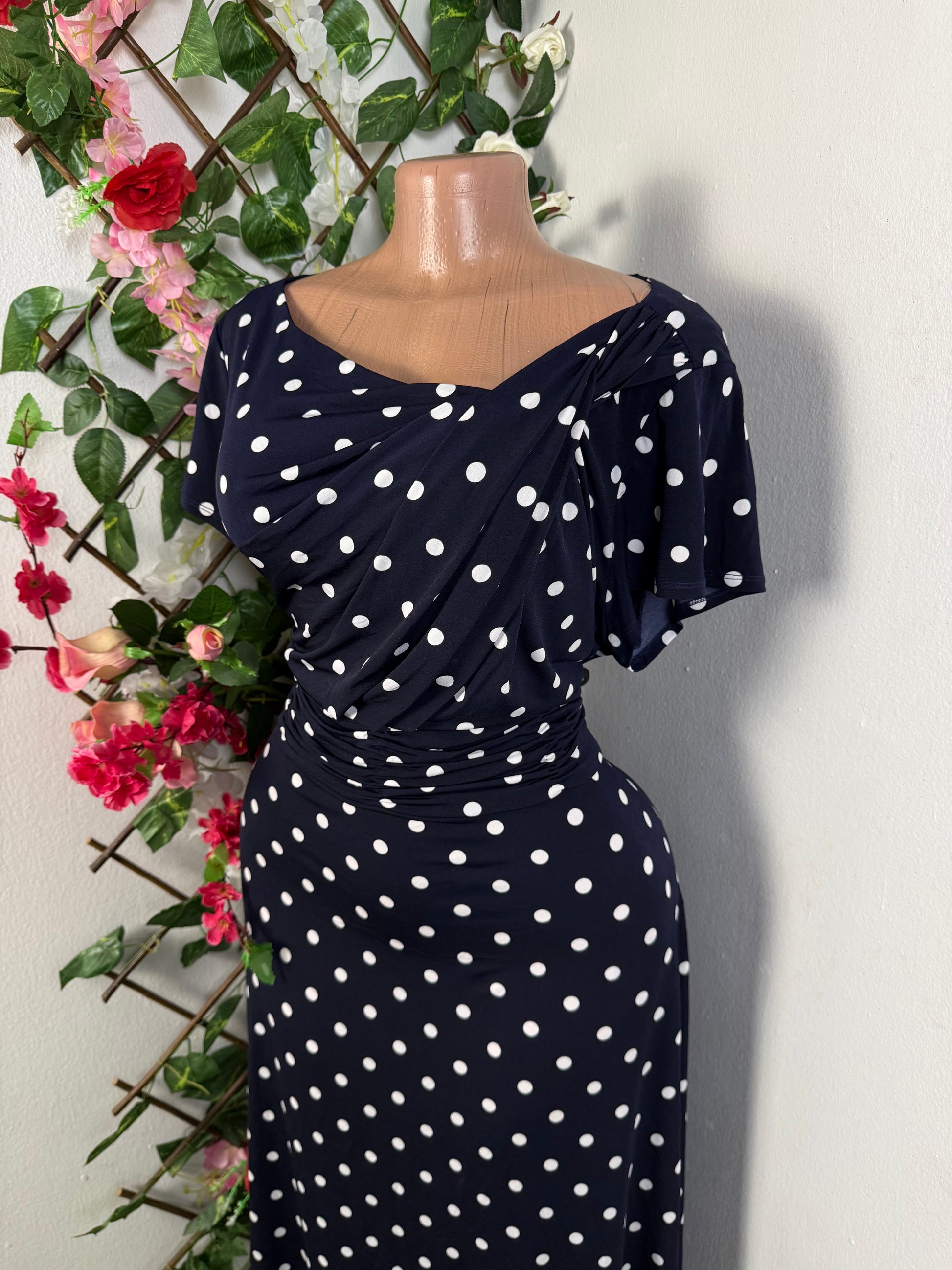 Robe élégante mi longue à point blanc - Perluna Store - kinshasa