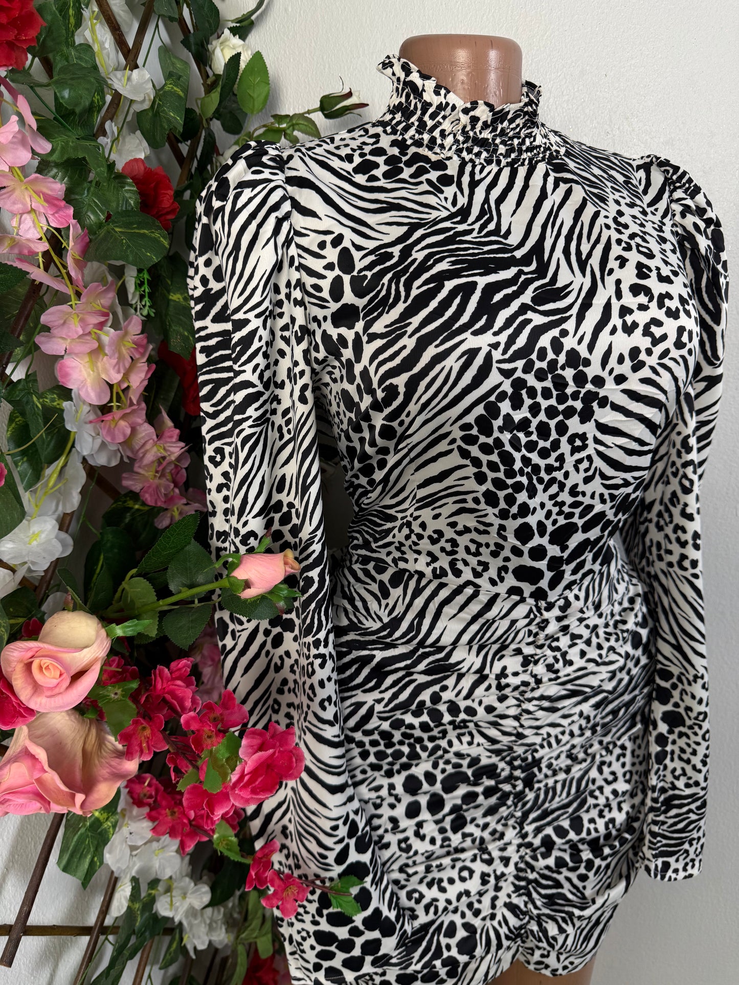 Robe moulante zébrée, courte et tendance - Perluna Store - kinshasa
