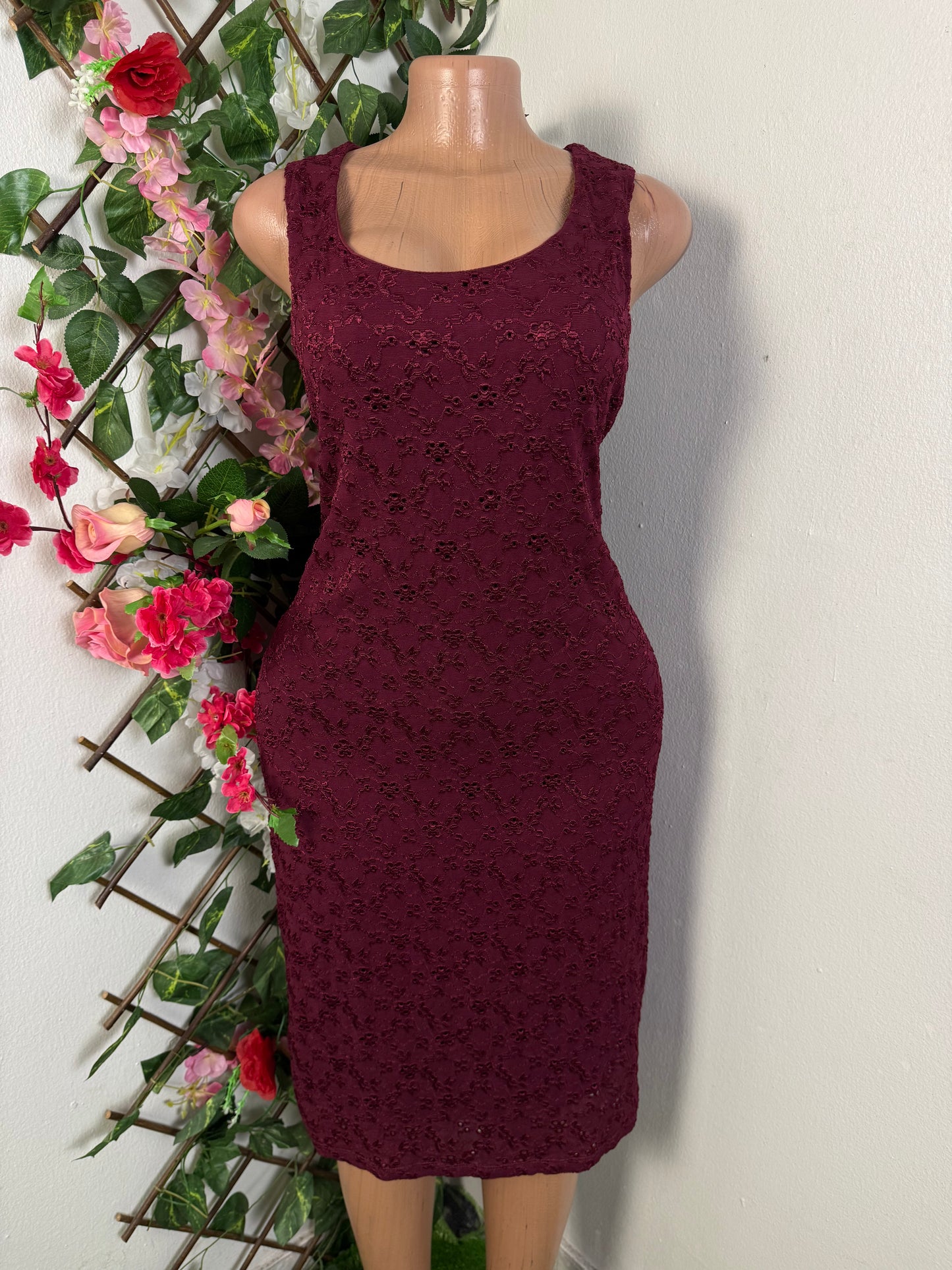 Robe mi longue en dentelle sans manche - Perluna Store - kinshasa