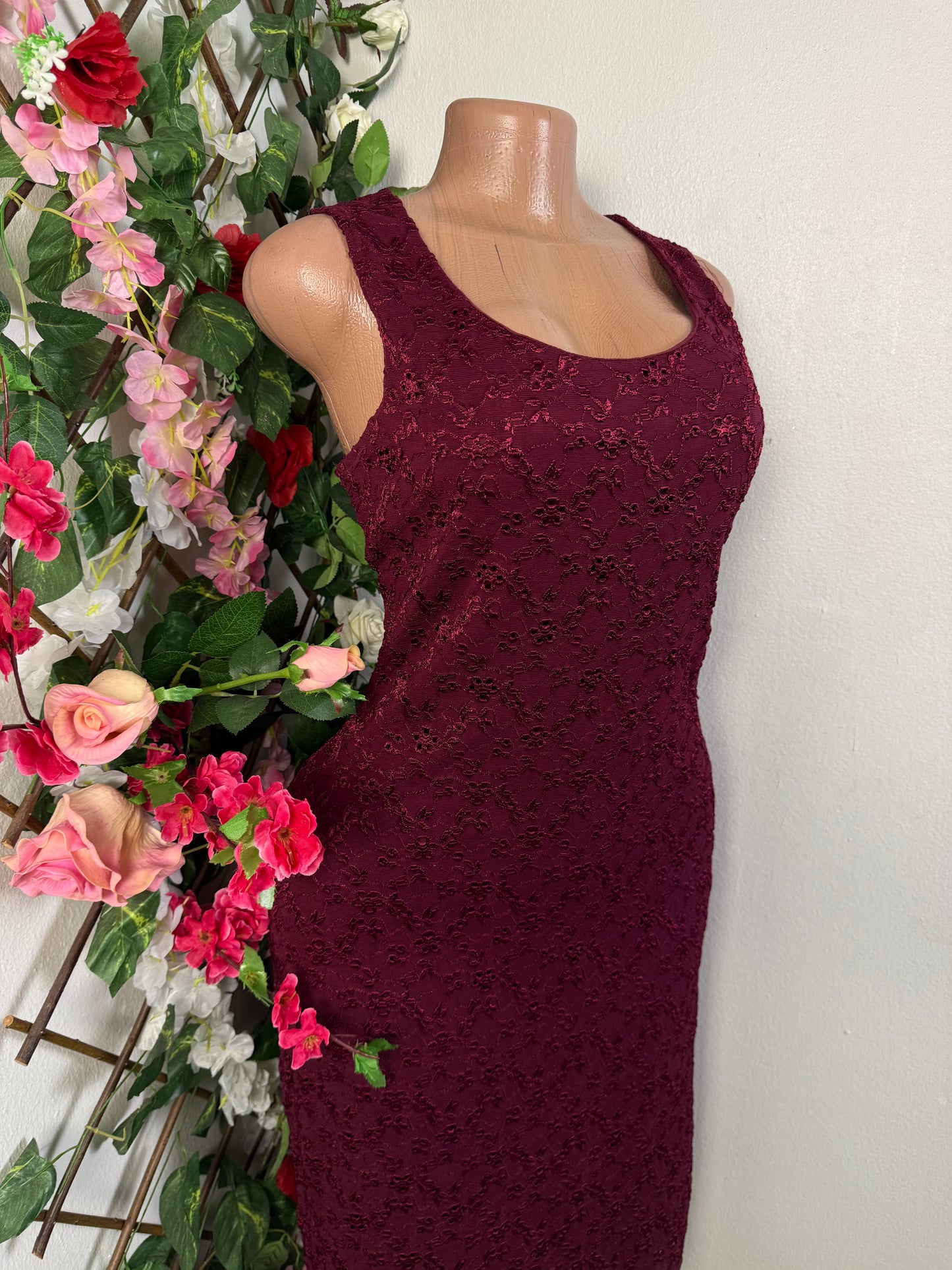 Robe mi longue en dentelle sans manche - Perluna Store - kinshasa