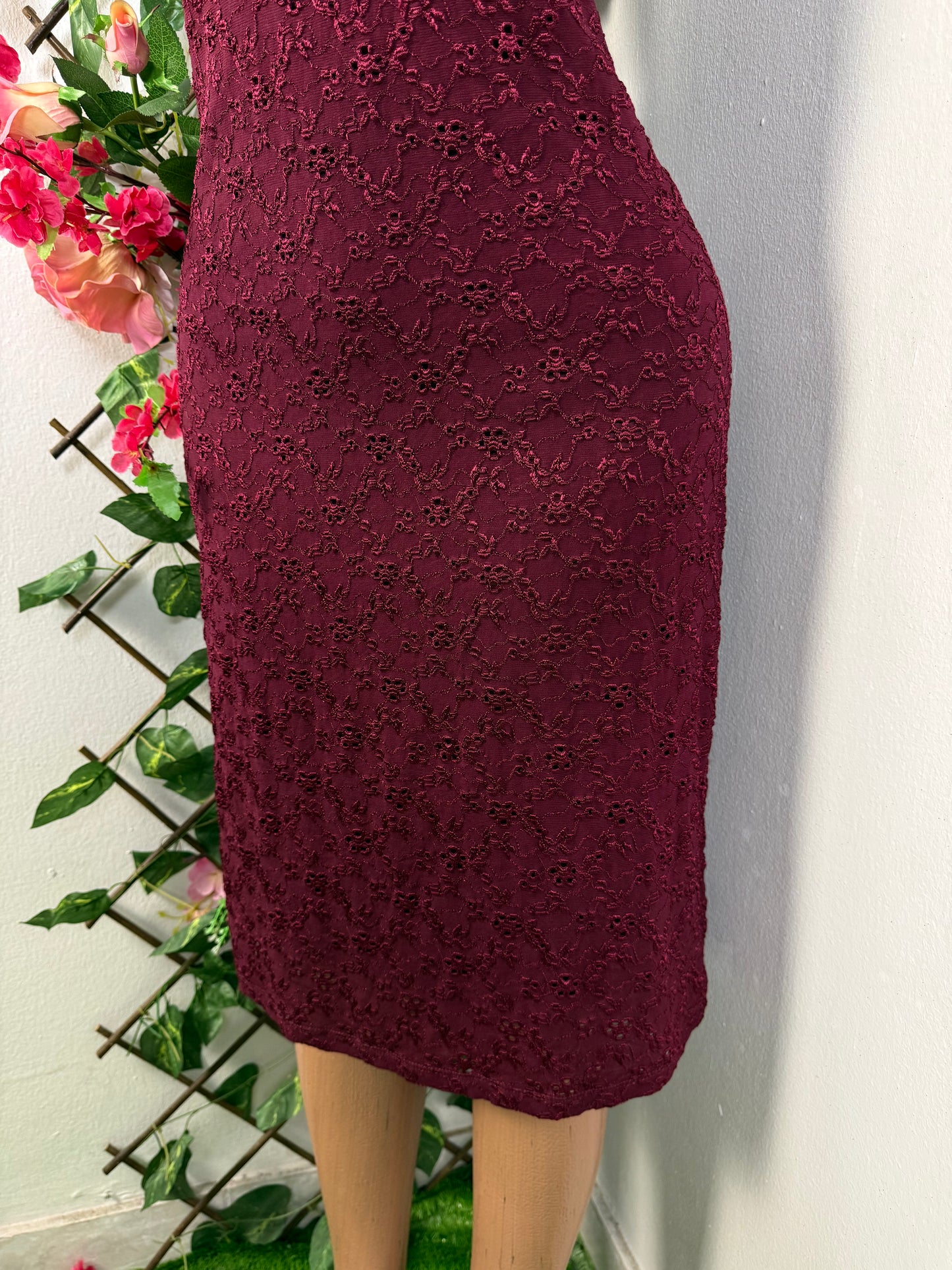 Robe mi longue en dentelle sans manche - Perluna Store - kinshasa