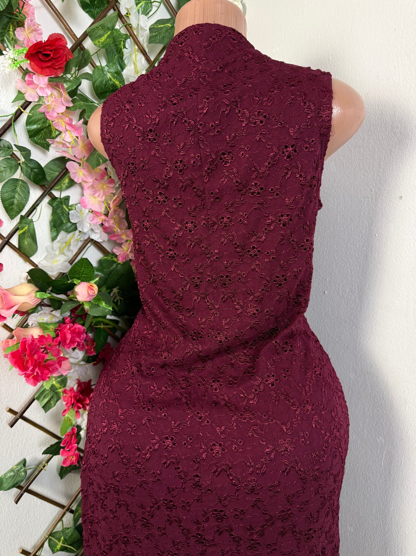 Robe mi longue en dentelle sans manche - Perluna Store - kinshasa