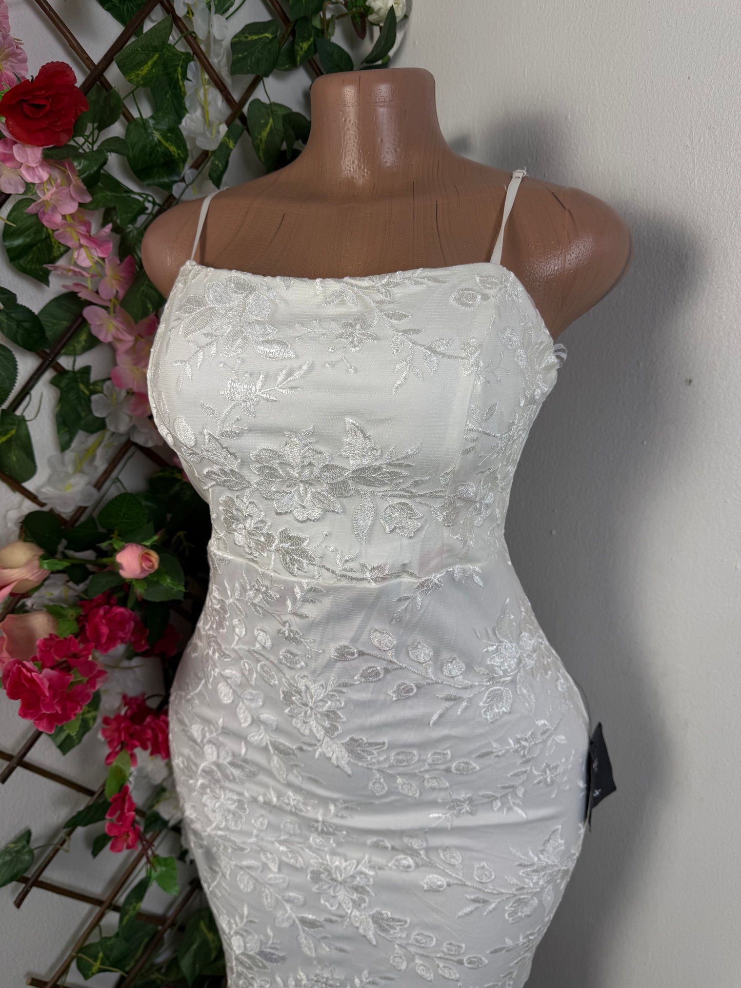 Robe longue en dentelle à fine bretelle