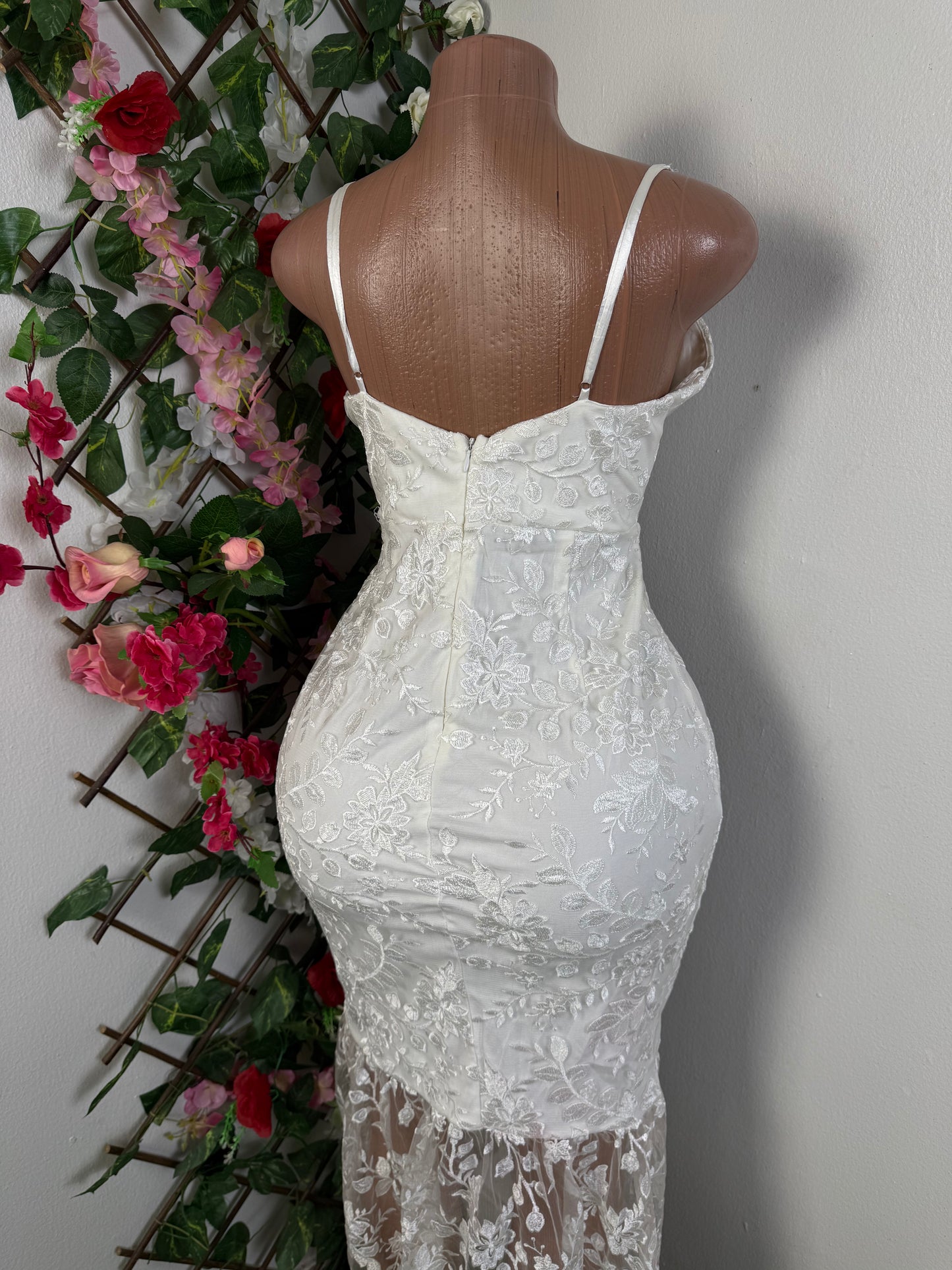 Robe longue en dentelle à fine bretelle