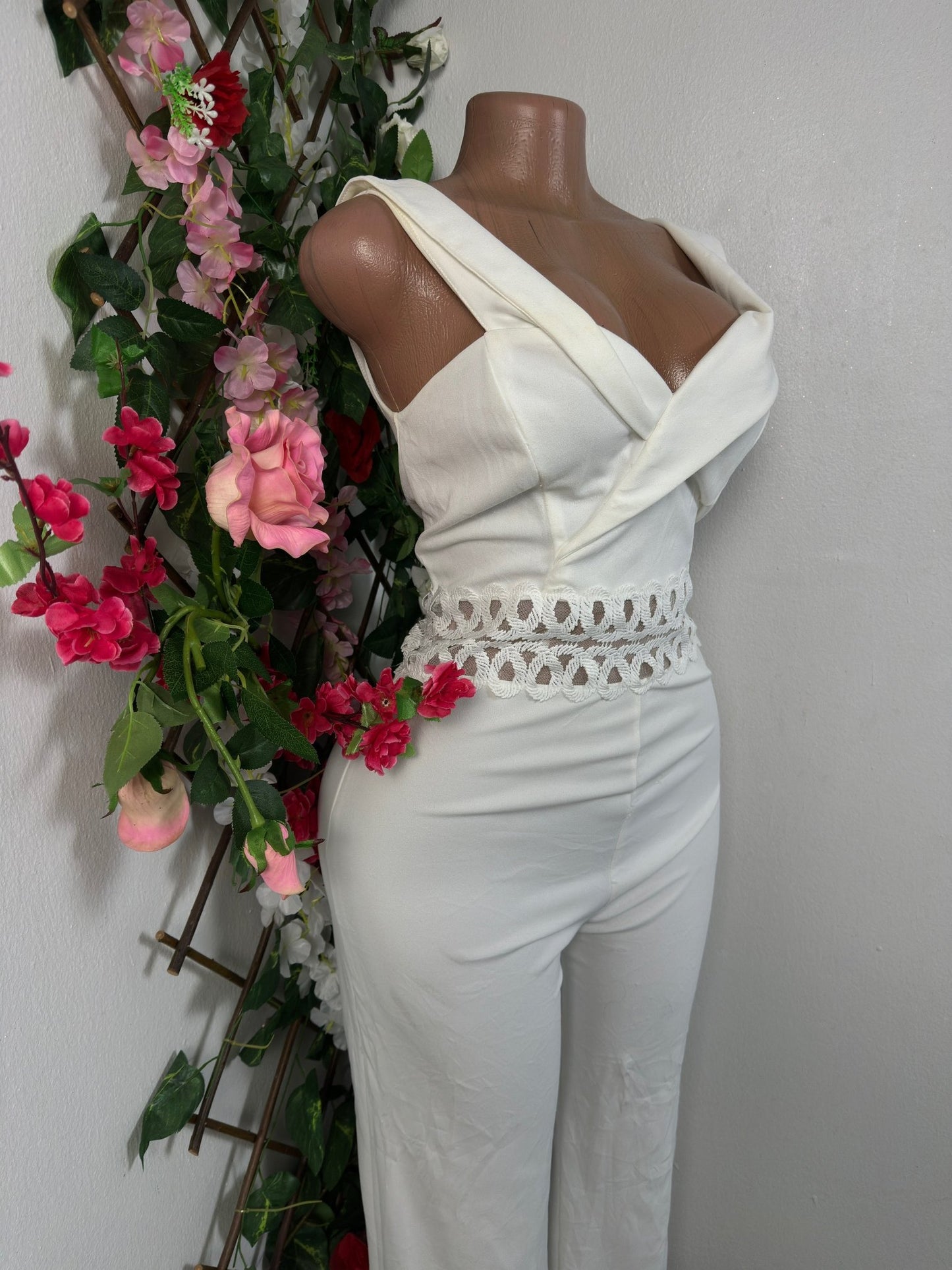 Combinaison moulante longue à jambe évasé avec long décolleté ouvert suspendu en arrière - Perluna Store - kinshasa