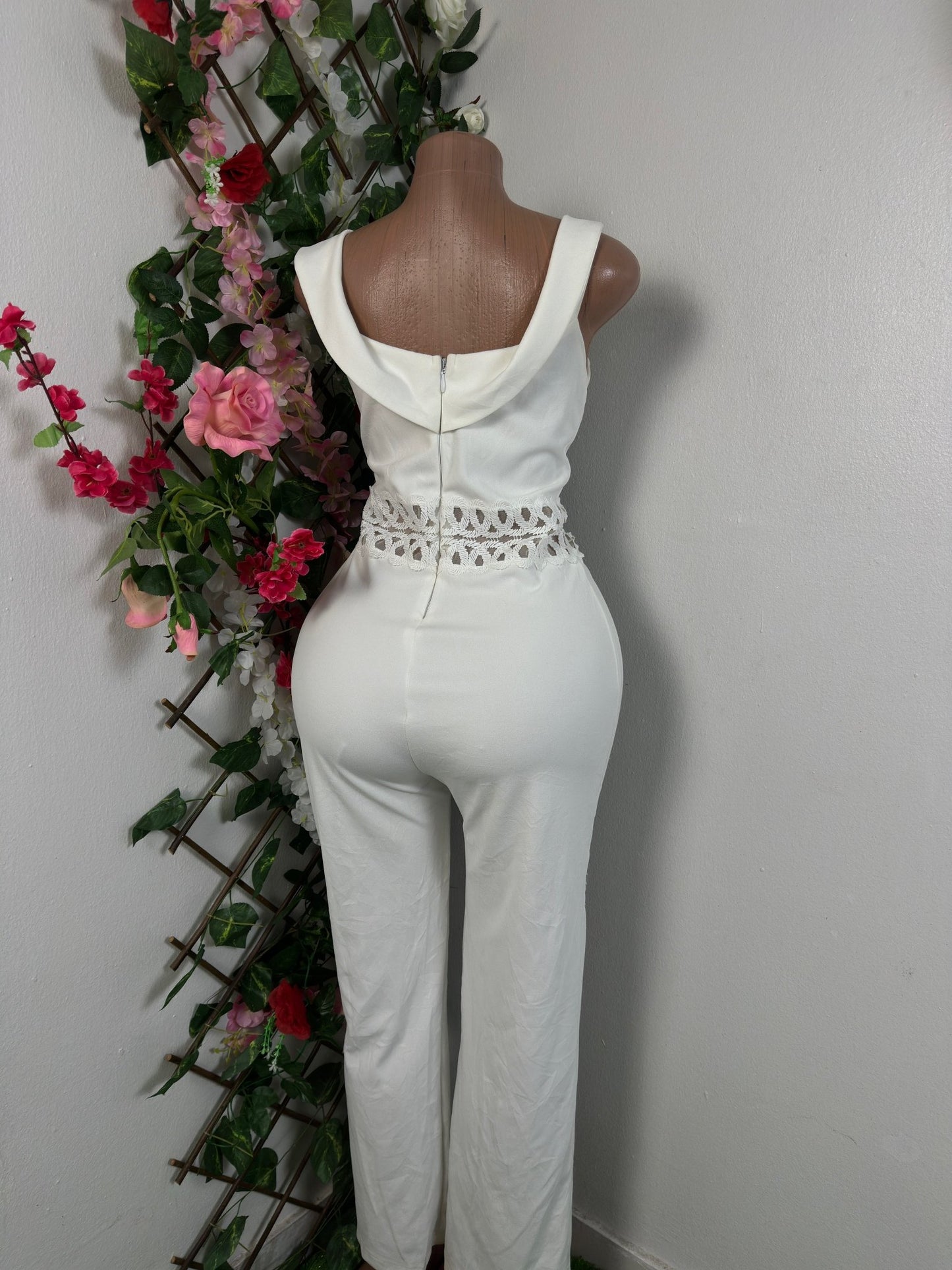 Combinaison moulante longue à jambe évasé avec long décolleté ouvert suspendu en arrière - Perluna Store - kinshasa