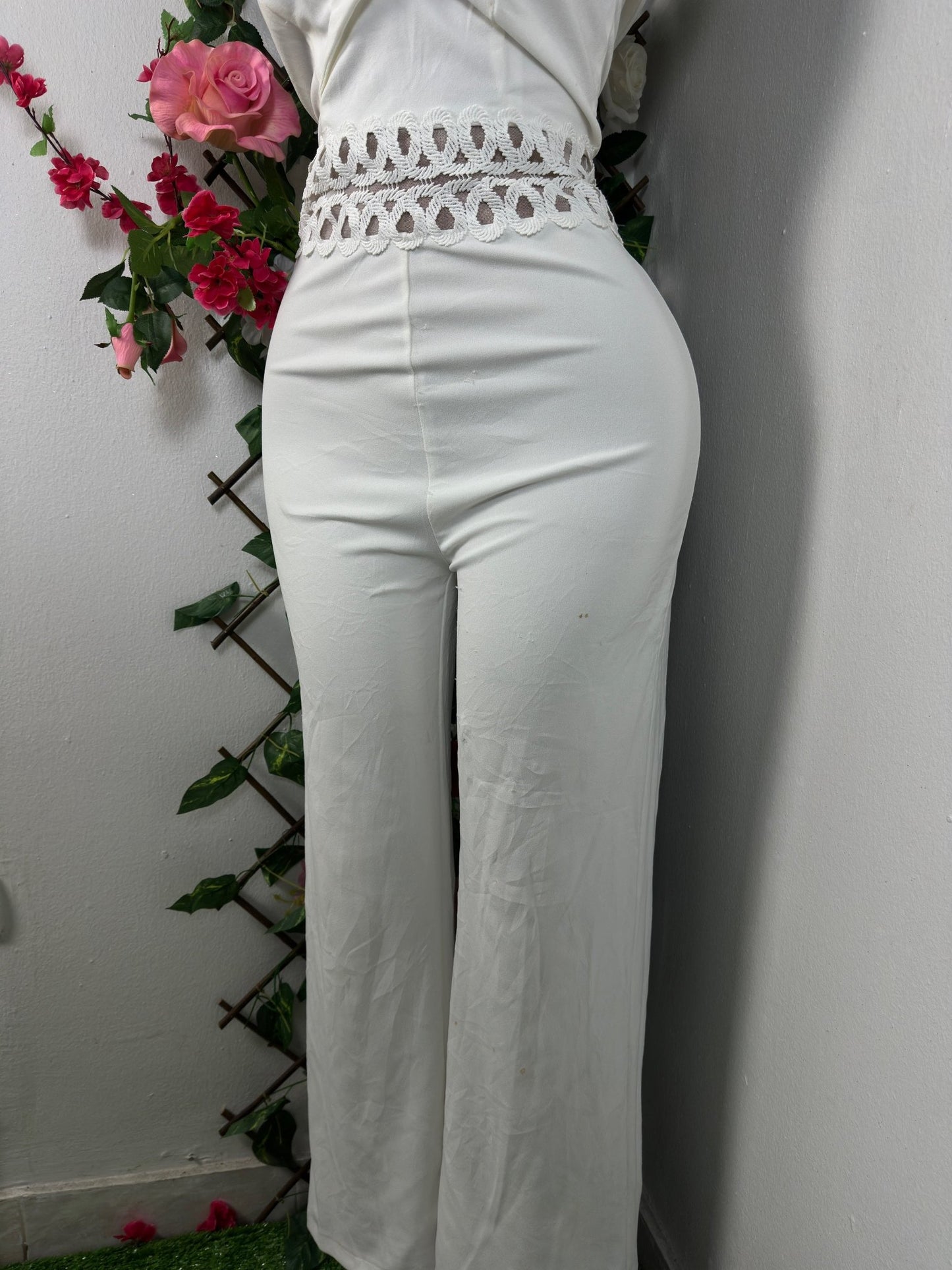 Combinaison moulante longue à jambe évasé avec long décolleté ouvert suspendu en arrière - Perluna Store - kinshasa