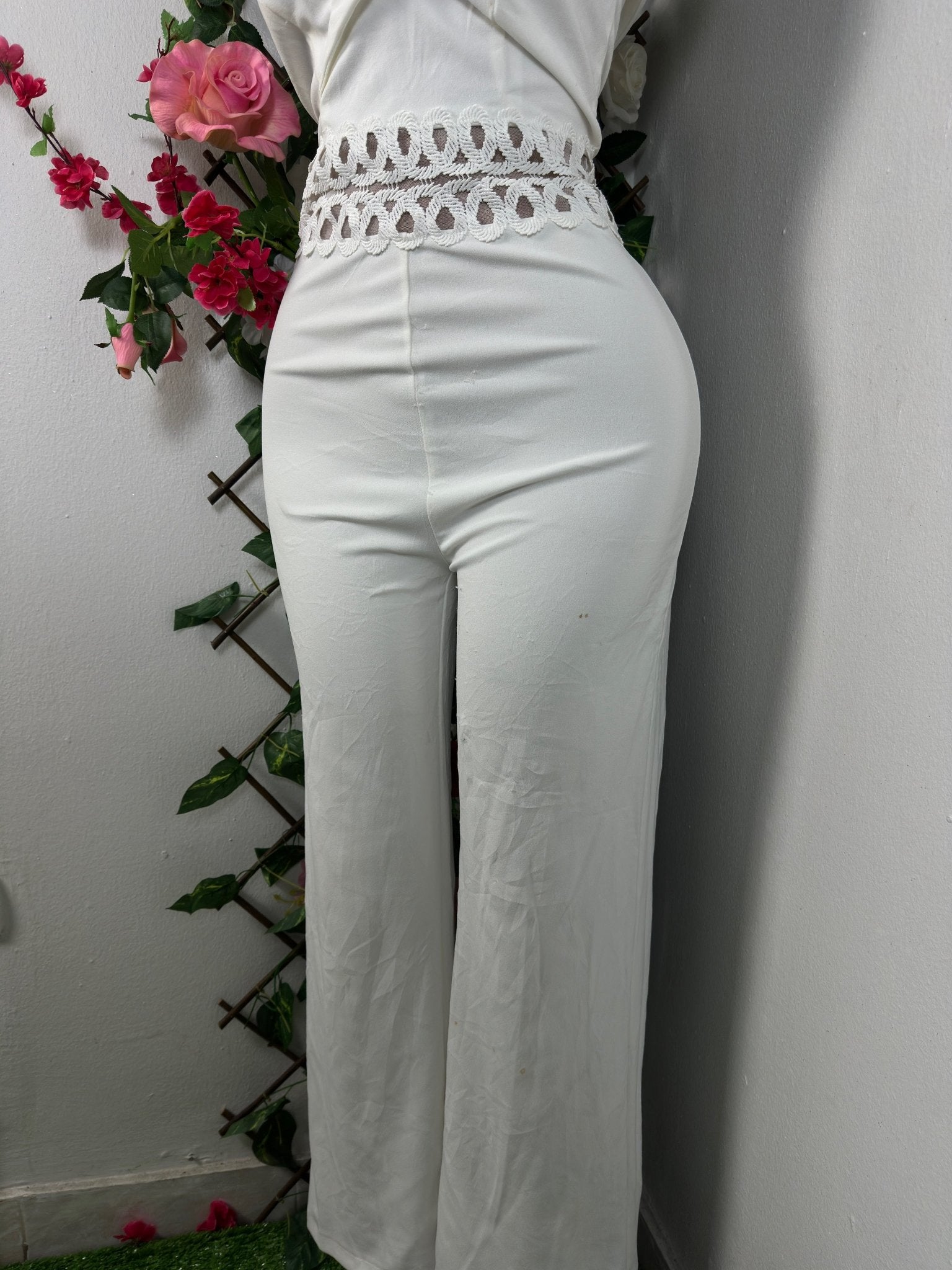Combinaison moulante longue à jambe évasé avec long décolleté ouvert suspendu en arrière - Perluna Store - kinshasa