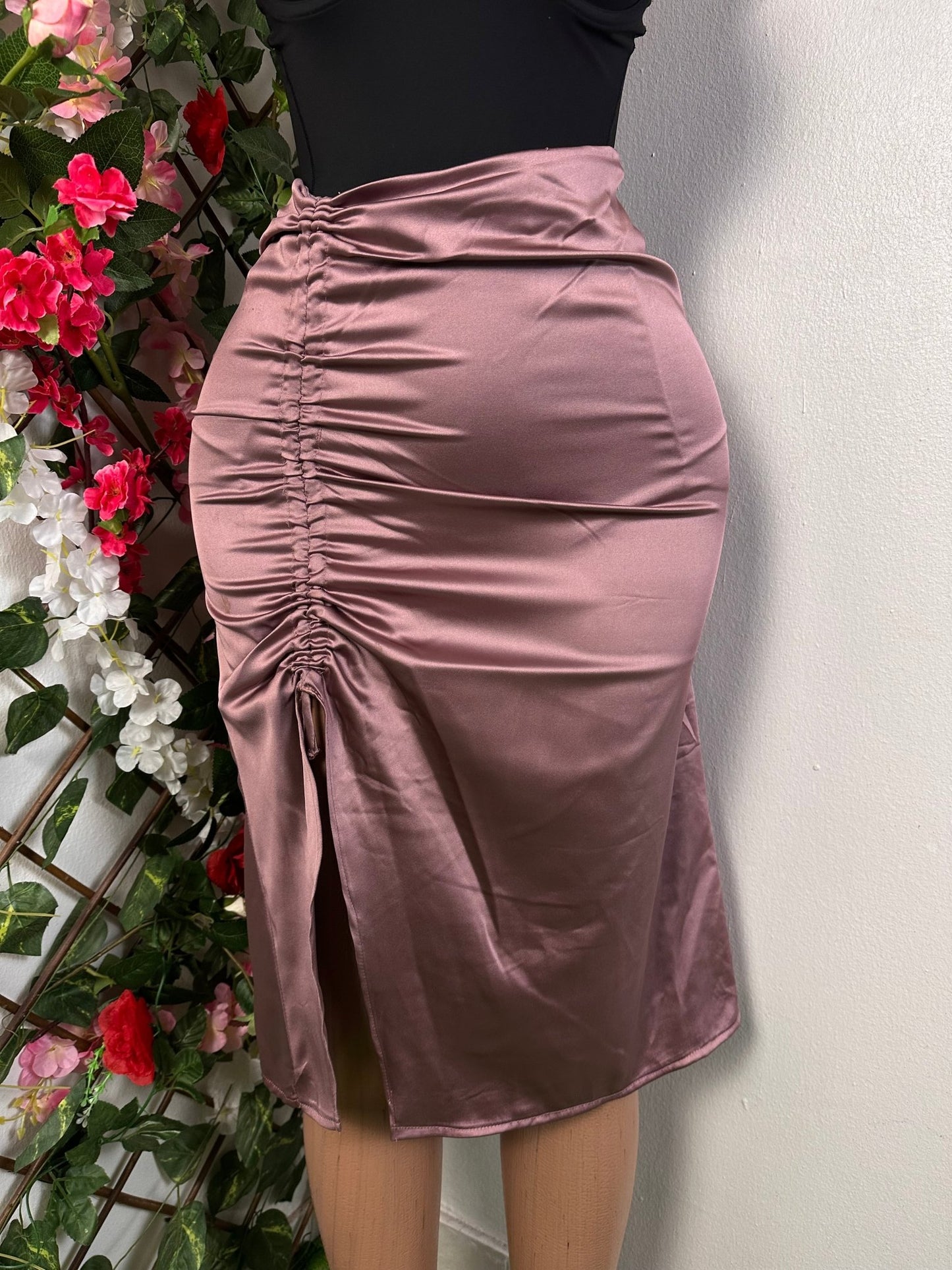 Jupe en satin avec fente latérale réglable et avec bouton - Perluna Store - kinshasa