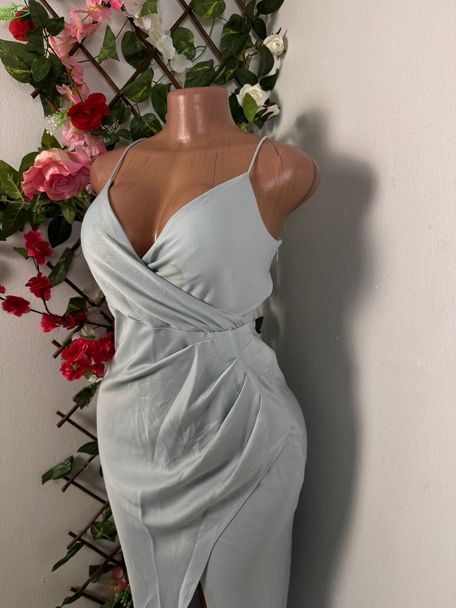Robe cocktail à fine bretelle avec fente - Perluna Store - kinshasa