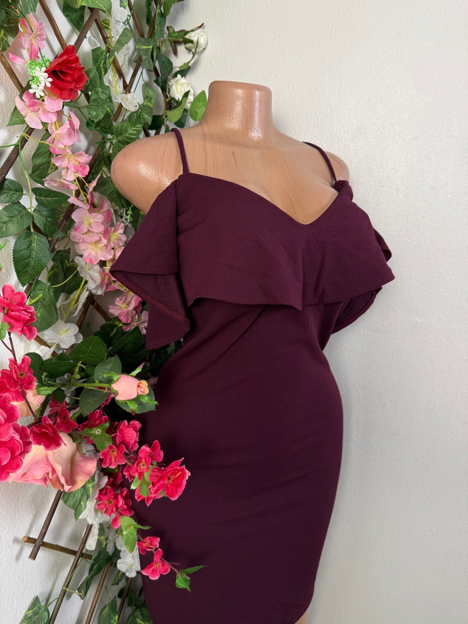 Robe courte décolletée volant et fine bretelle - Perluna Store - kinshasa