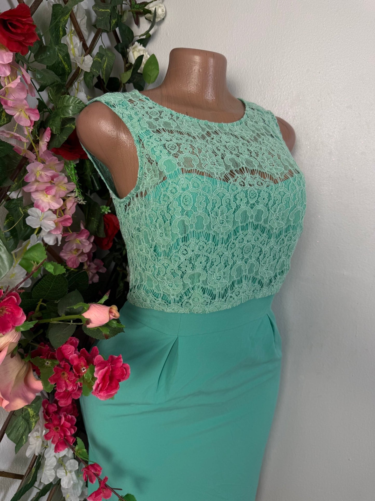 Robe courte dentelle sans manche  - Perluna Store - kinshasa