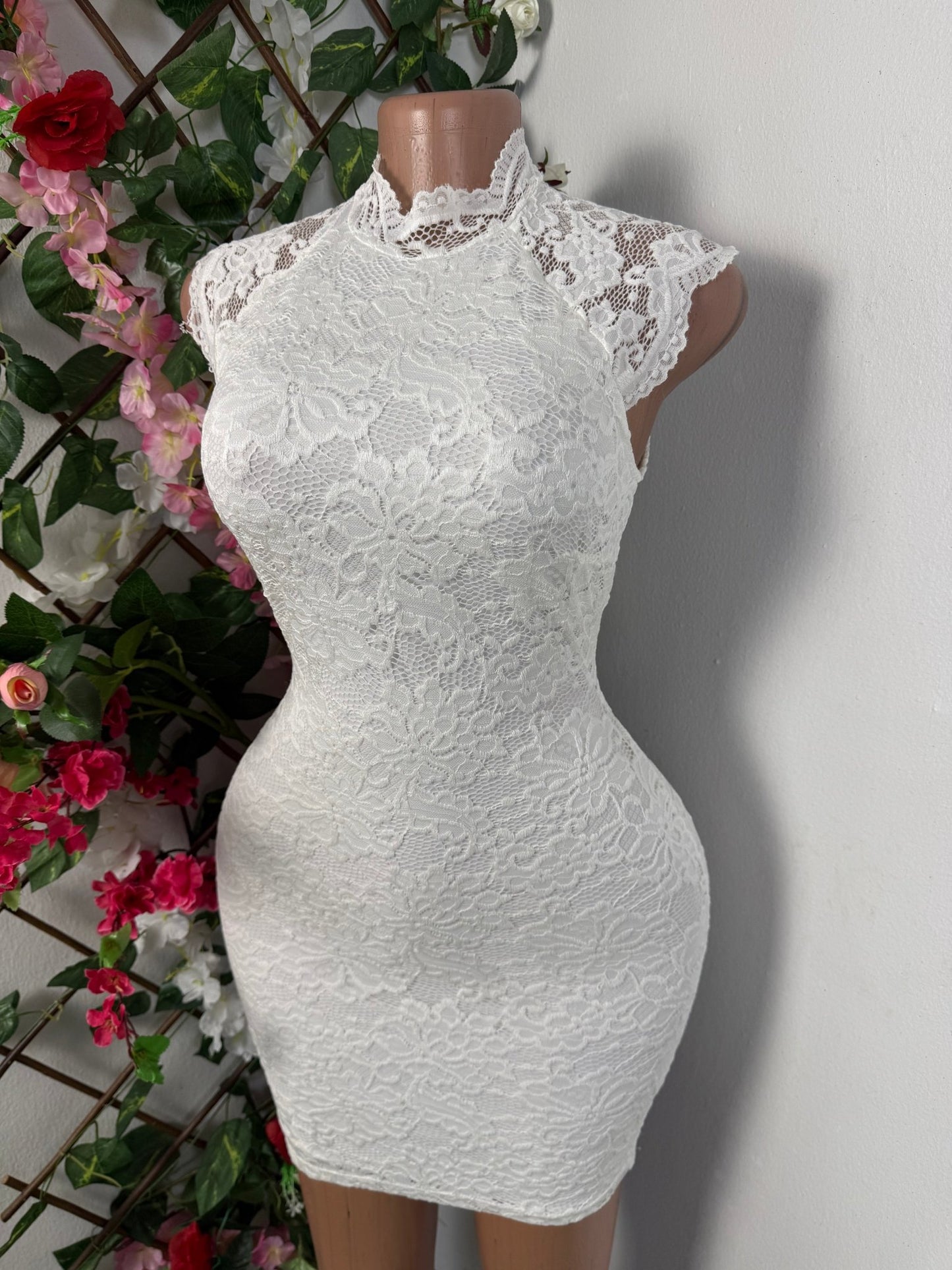 Robe courte en dentelle sans manche - Perluna Store - kinshasa