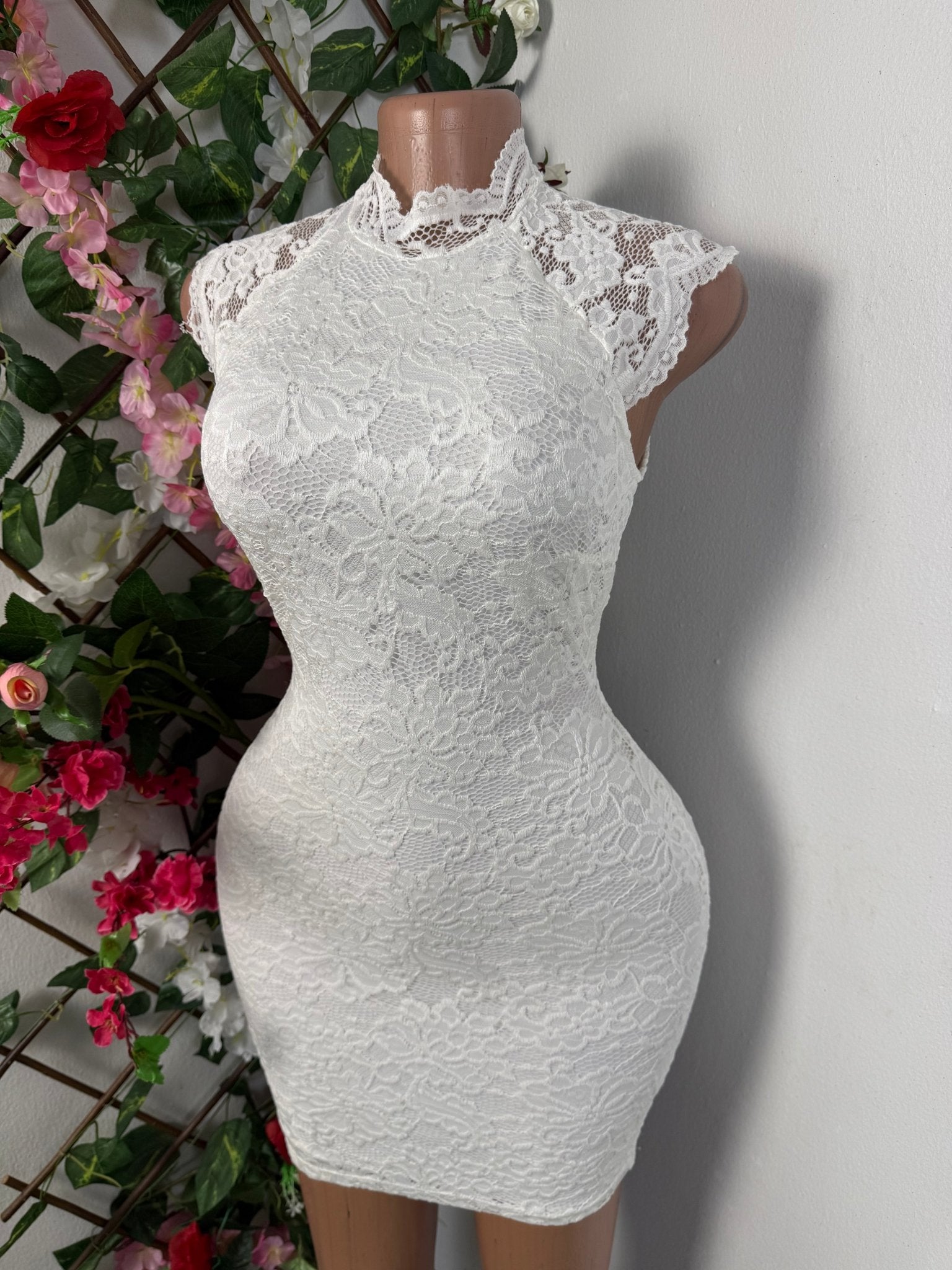Robe courte en dentelle sans manche - Perluna Store - kinshasa