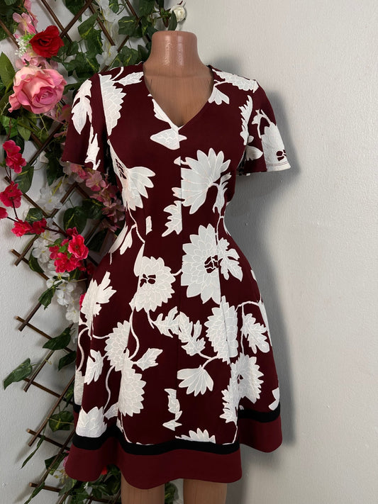 Robe courte évasée avec broderie à fleure manche courte et colle en V - Perluna Store - kinshasa