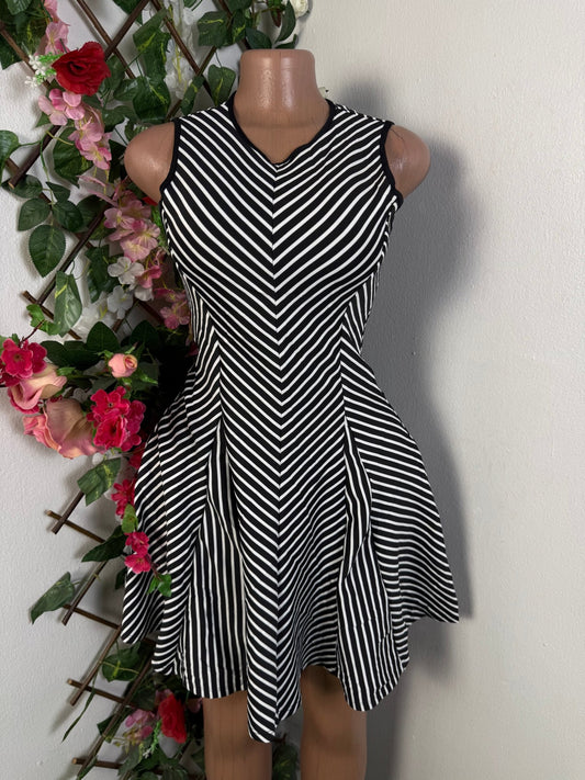 Robe courte évasée sans manche  - Perluna Store - kinshasa