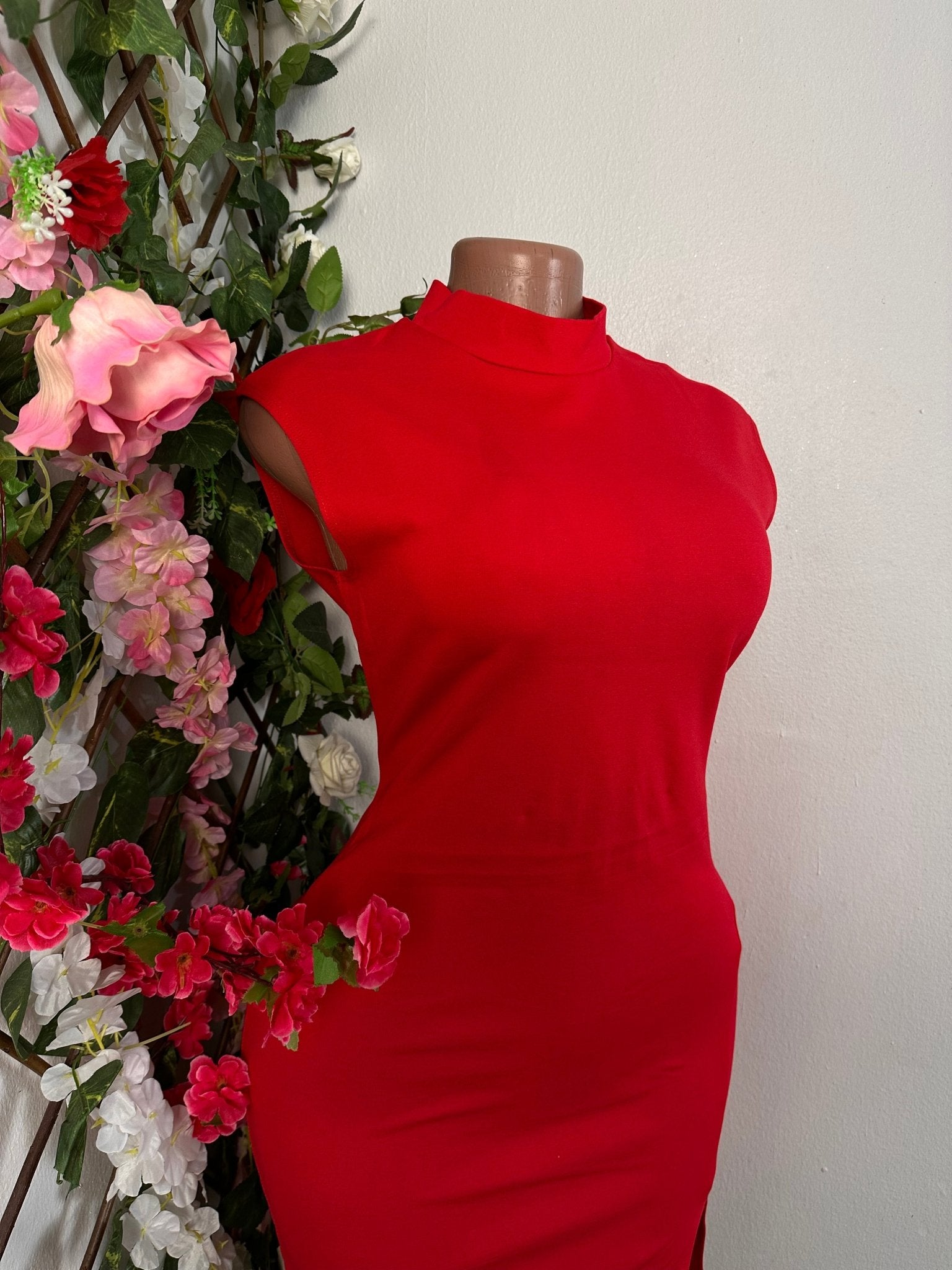 Robe courte moulante à colle gorgeon sans manche et petite fente - Perluna Store - kinshasa