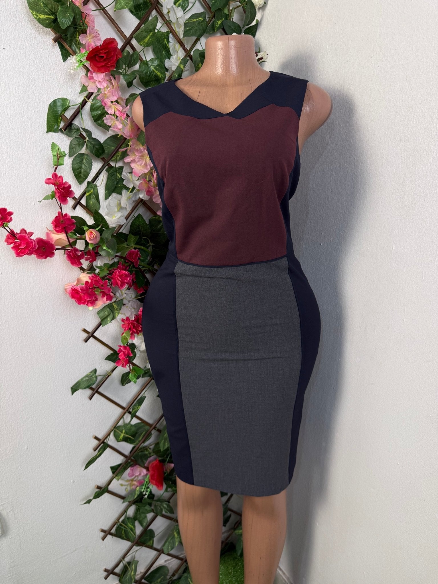 Robe crayon sans manche colle en V - Perluna Store - kinshasa