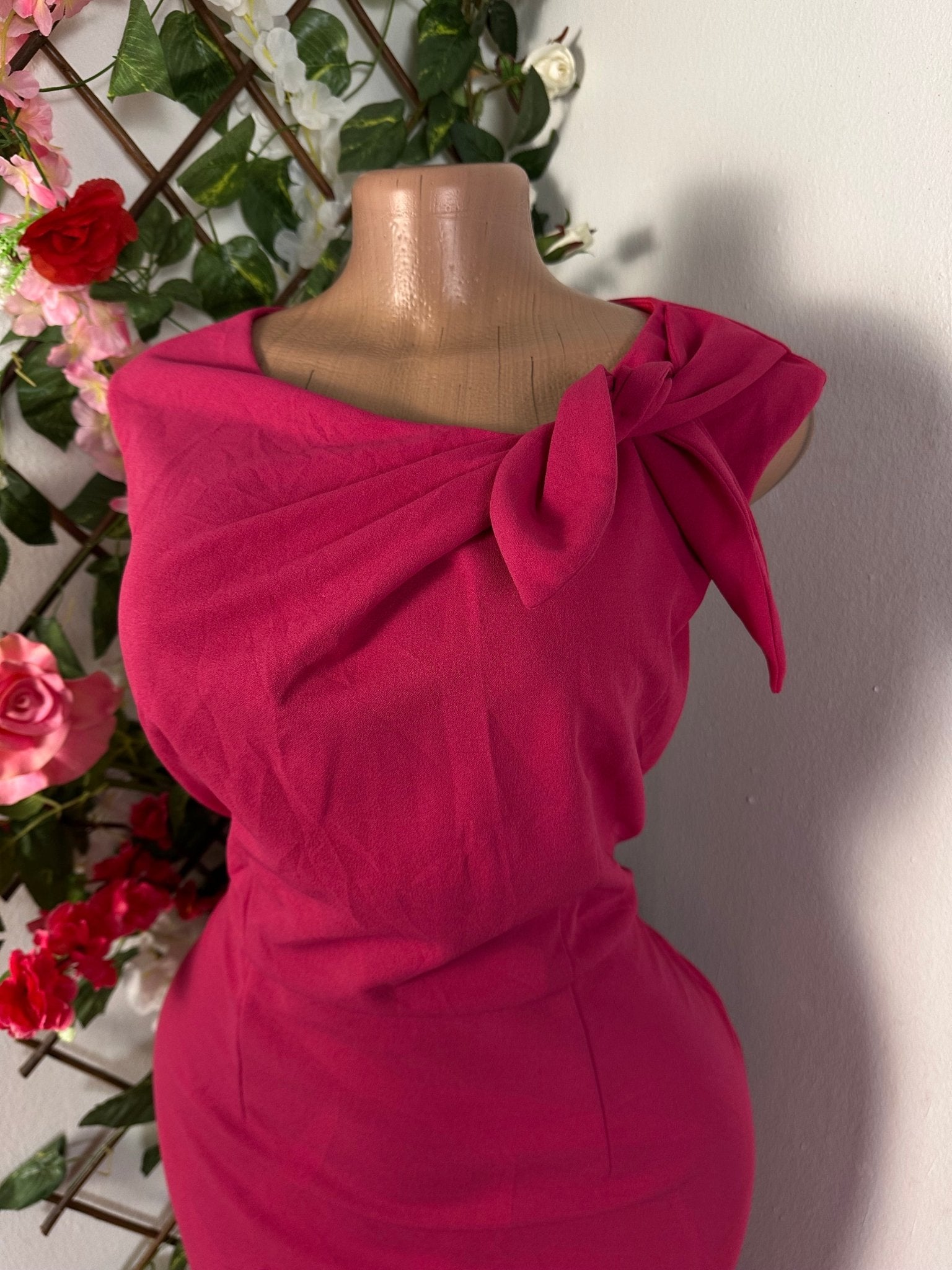 Robe crayon sans manche décolleté rond avec nœud - Perluna Store - kinshasa