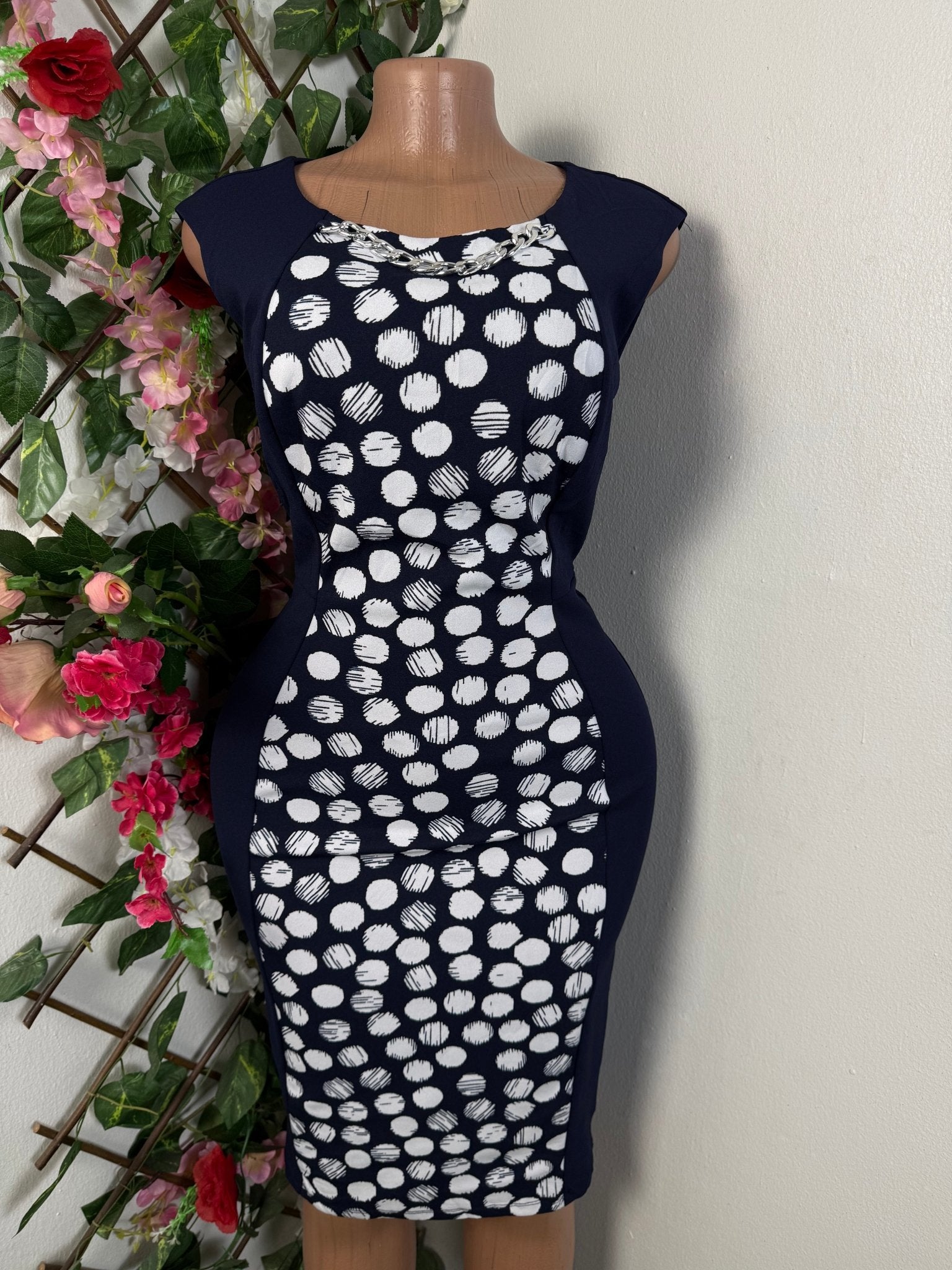Robe Crayon Paillettes Dorées AX PARIS – Sans Manches, Taille Regular – Neuve Sans étiquettes